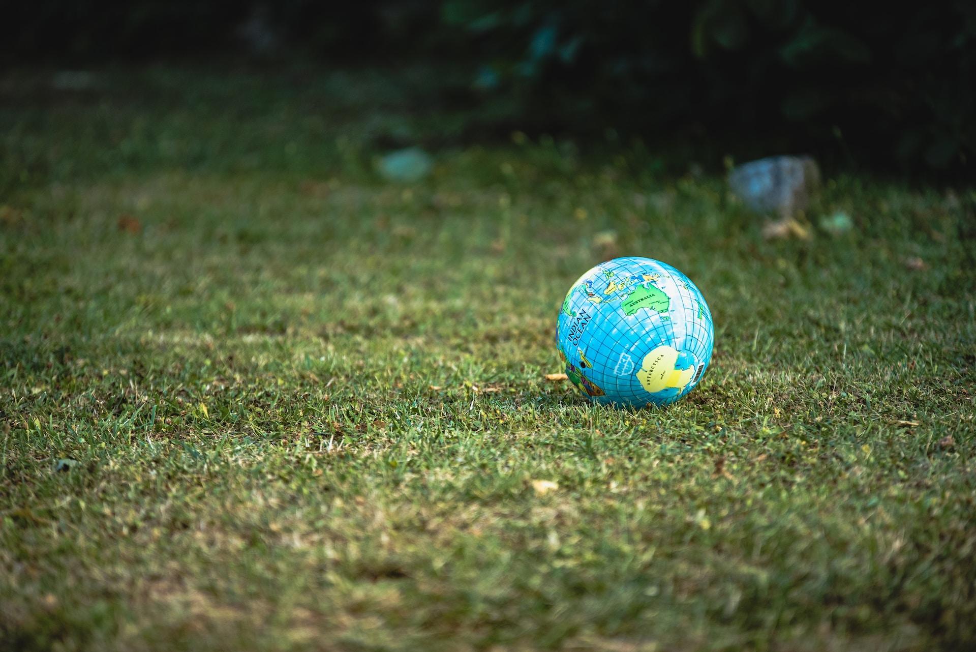 planète Terre en globe sur l'herbe