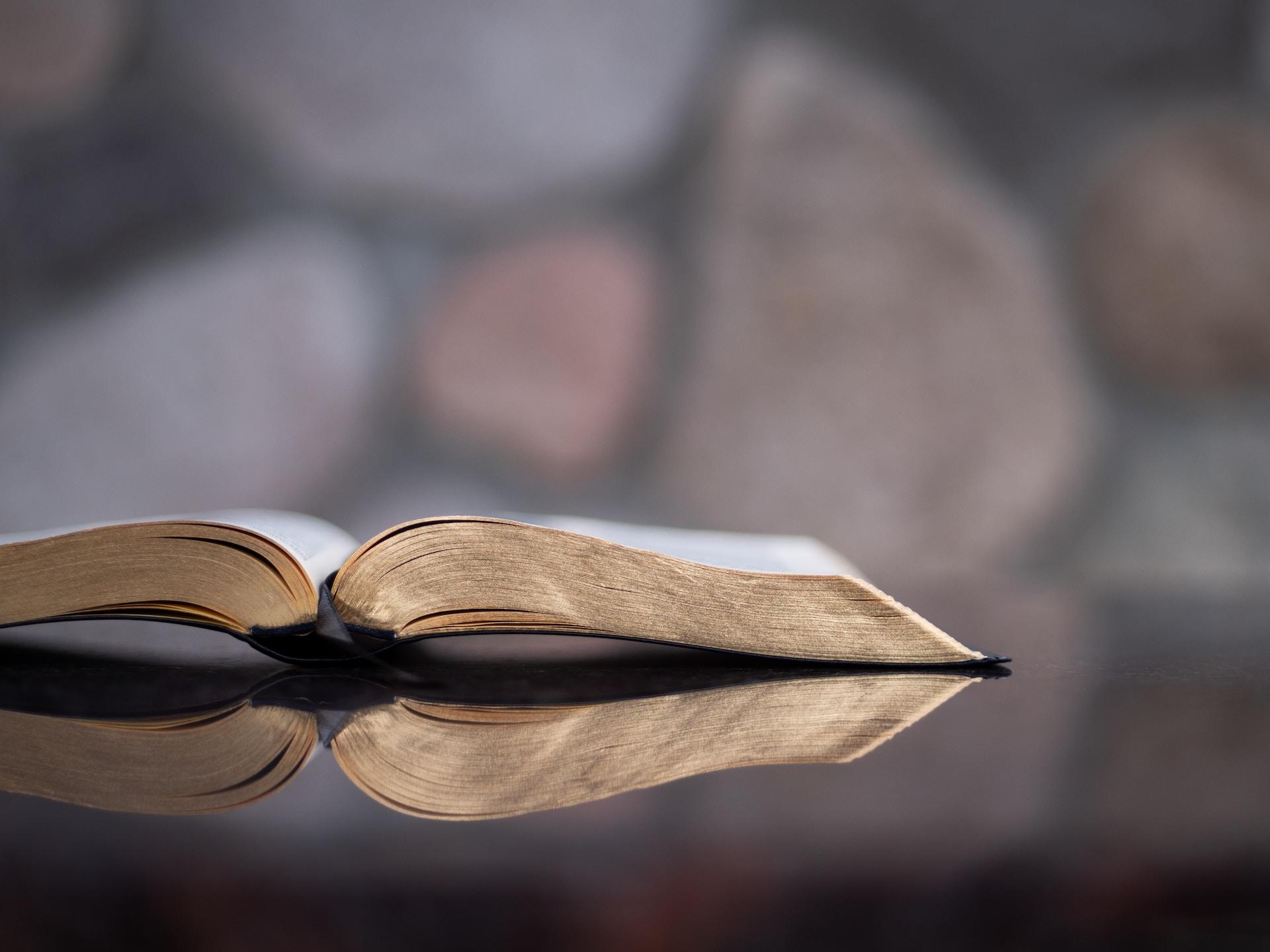 livre posé sur une table