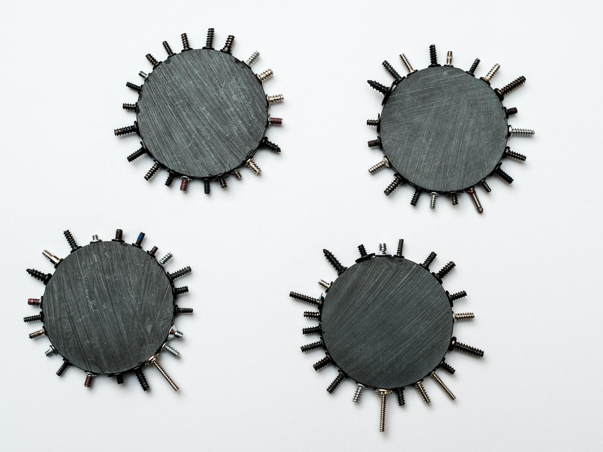 métal aimant avec clous