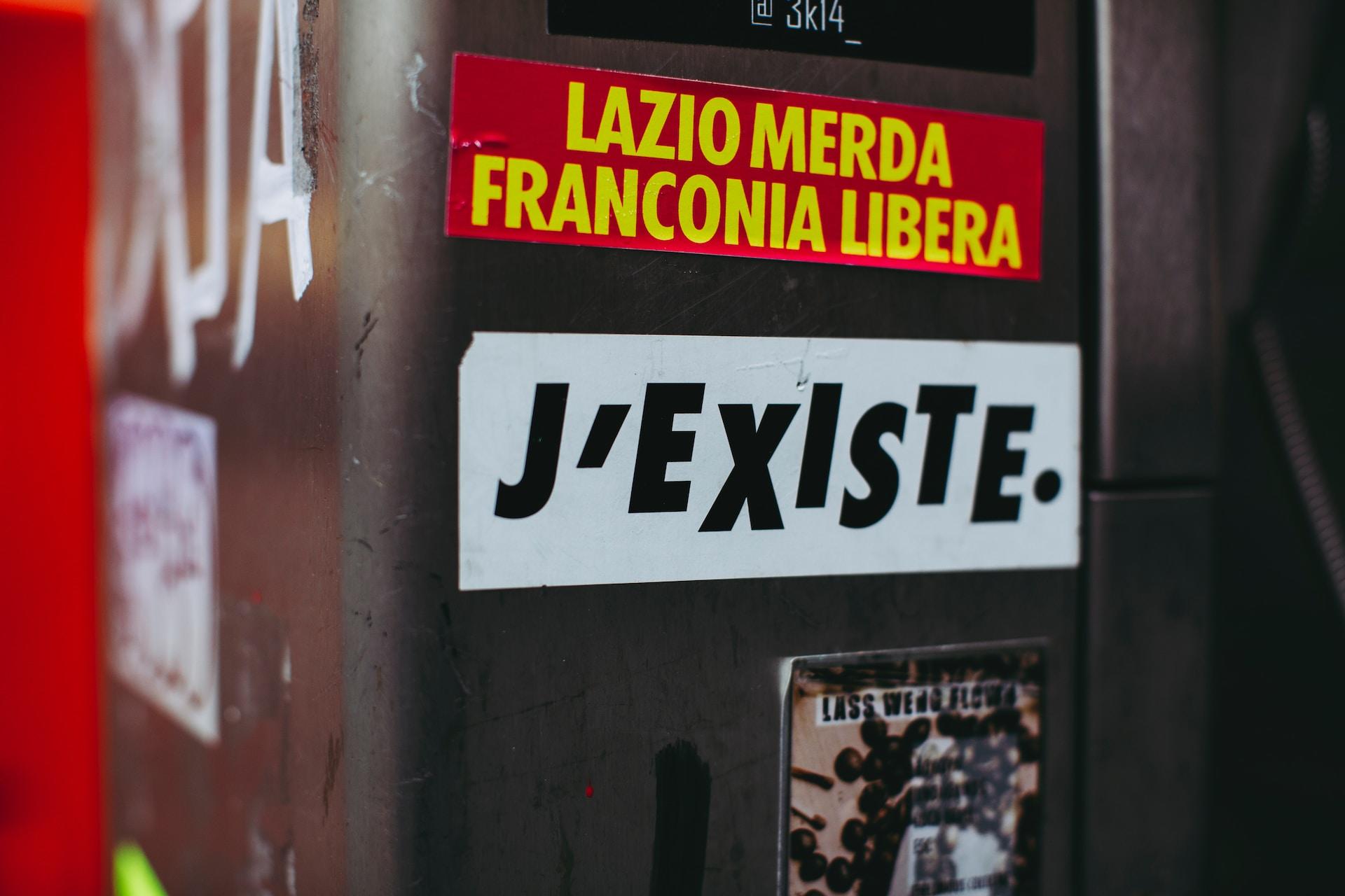 mot "J'existe" écrit