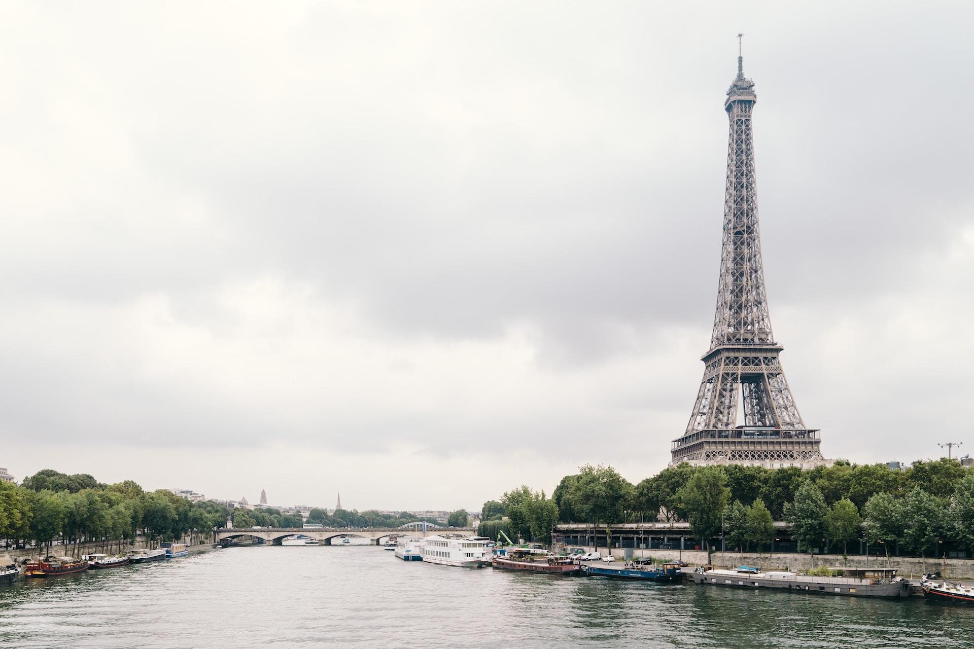 Paris Tour Eiffel près de la Seine