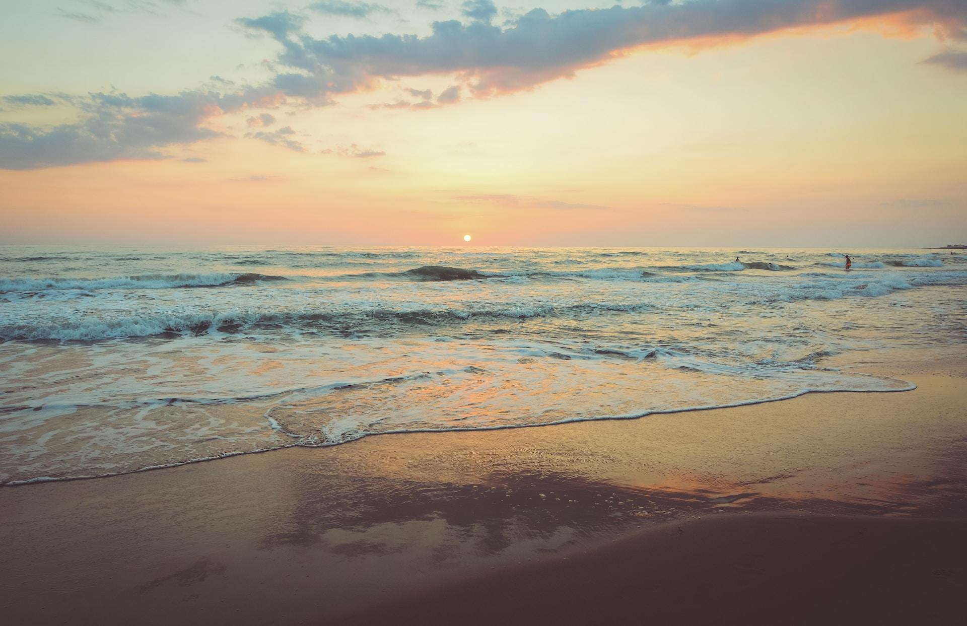 plage avec belles couleurs en fin de journée