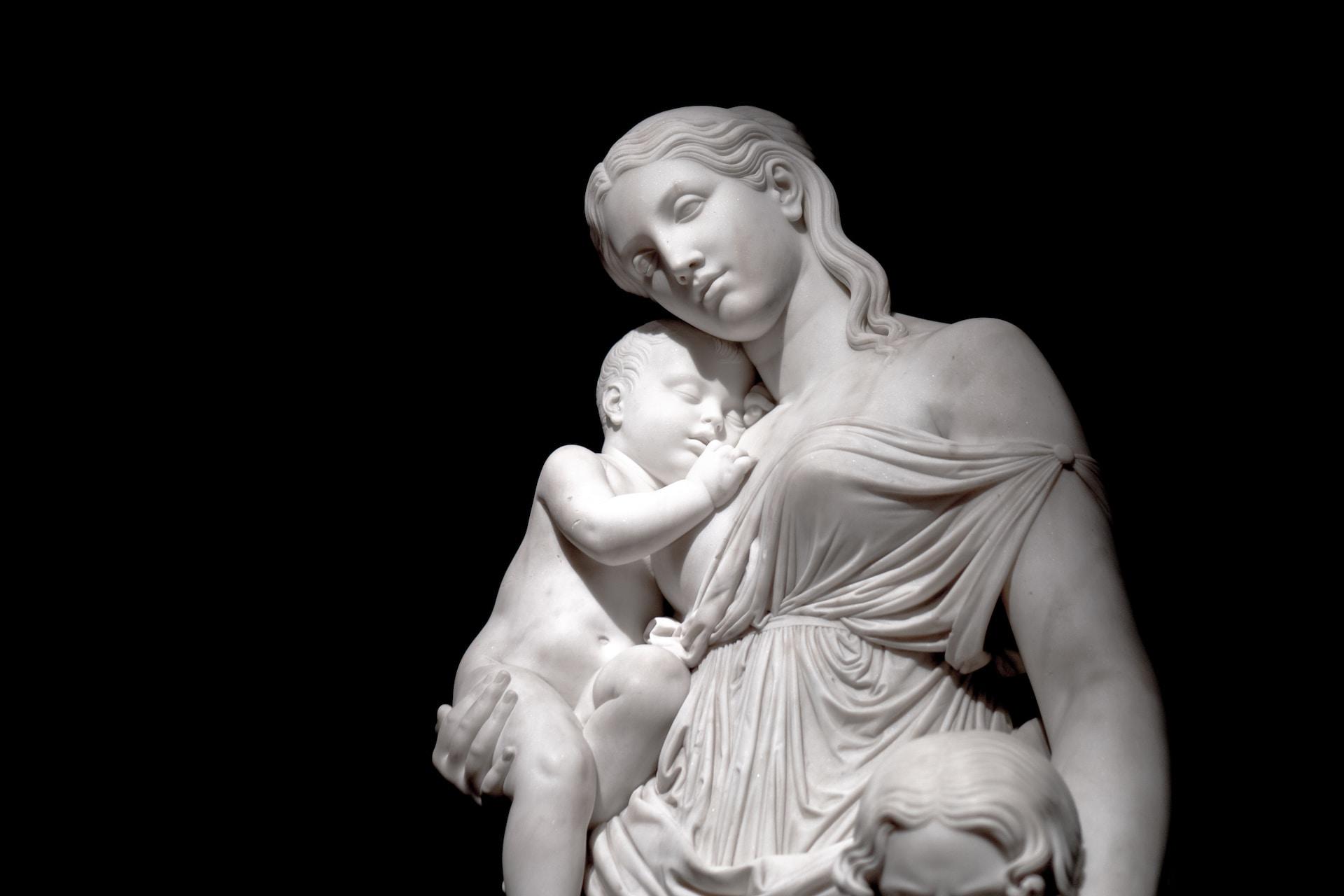 statue représentant une femme et son bébé dans la mythologie grecque