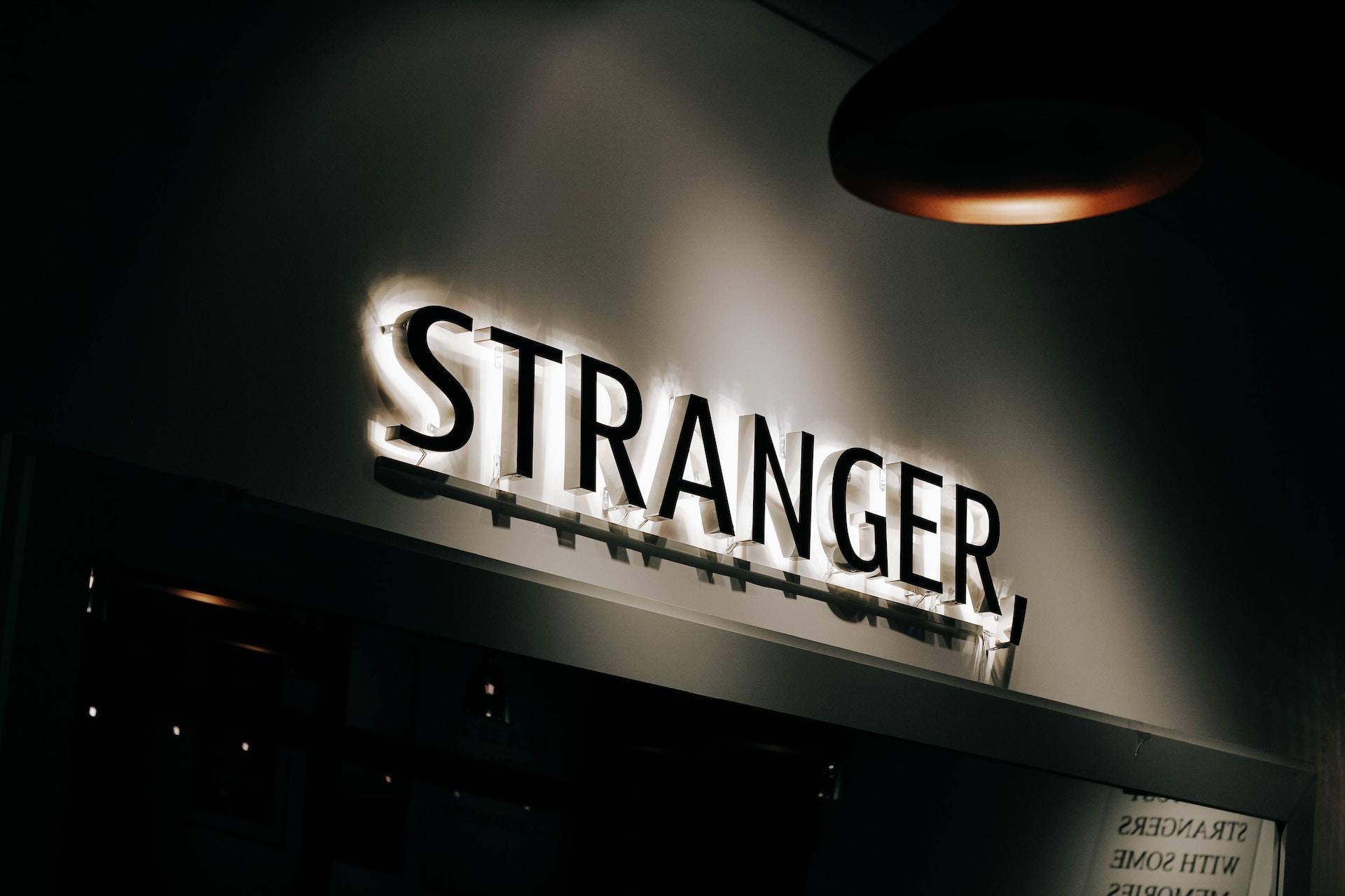 pancarte "stranger" en anglais "étranger"