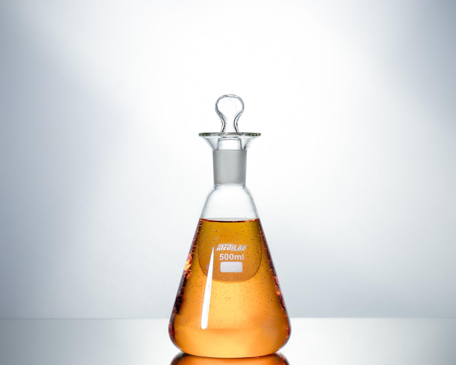 fiole pour expérience de chimie en laboratoire