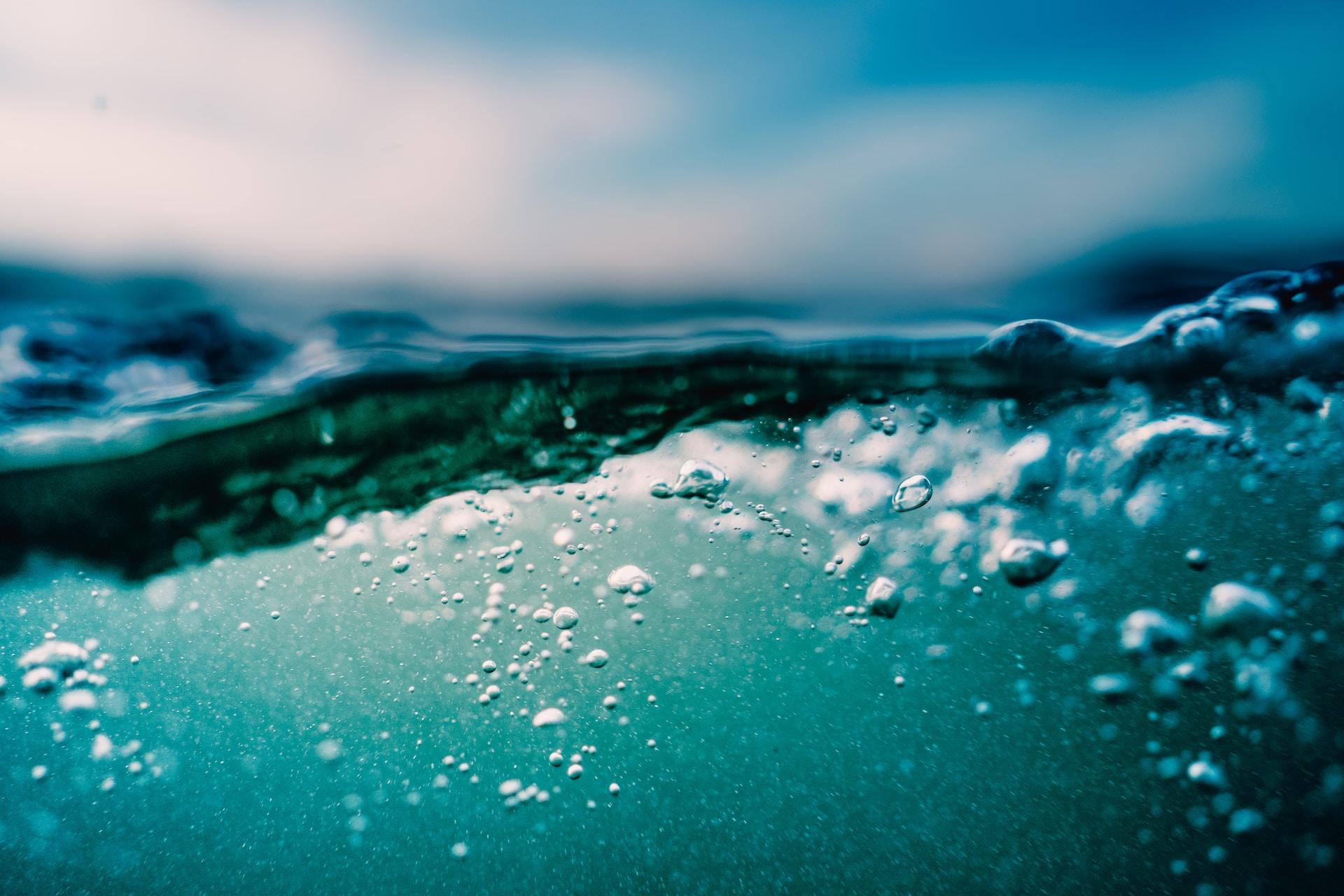 eau de la mer bleue