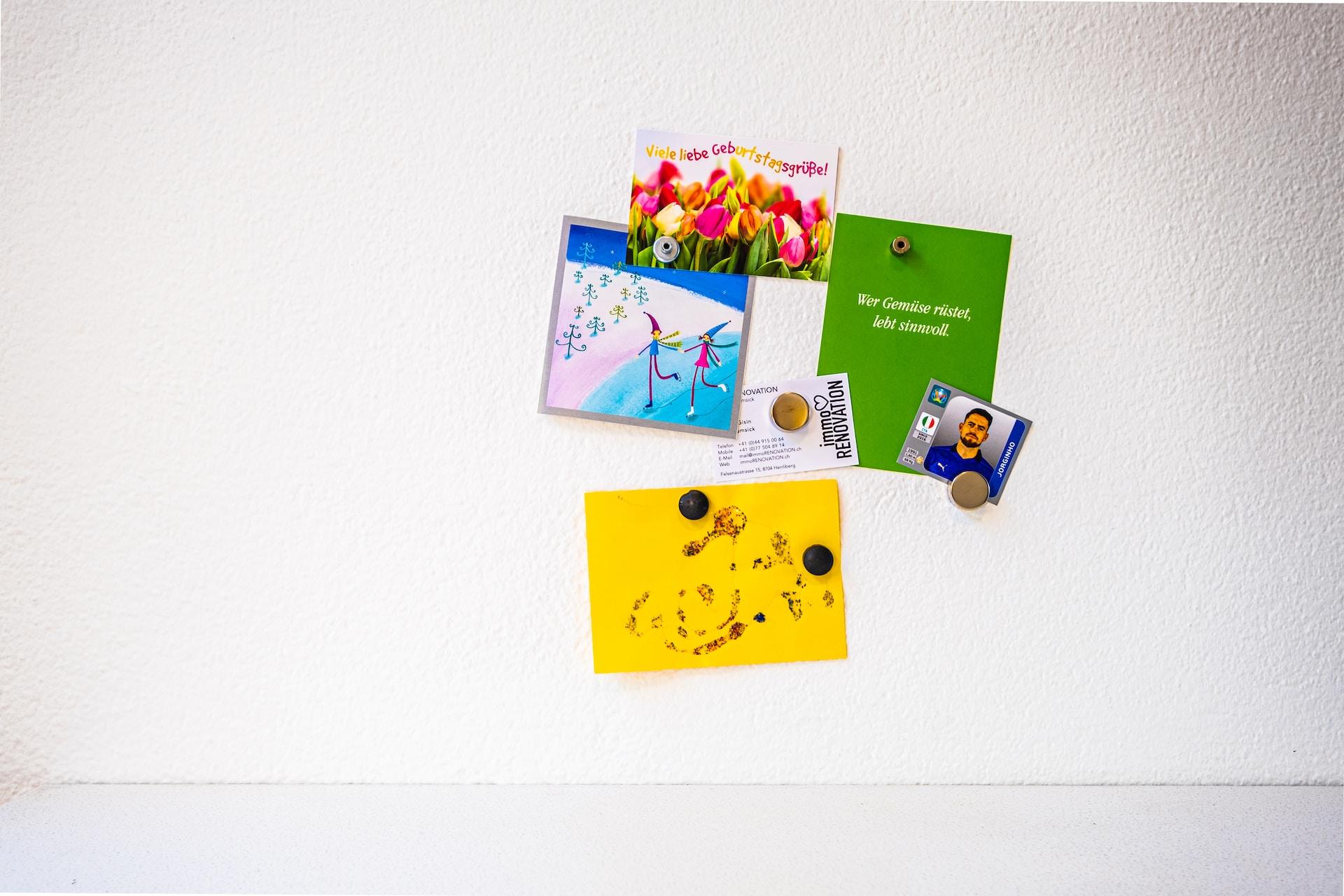 magnets disposés sur le mur d'une chambre d'enfant