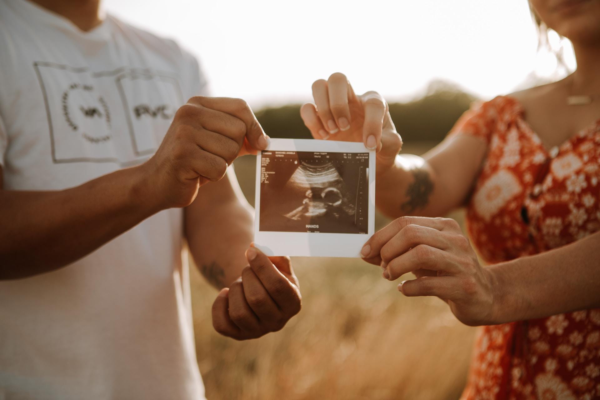 parents tenant une photo de leur bébé avec ultrasons d'une échographie