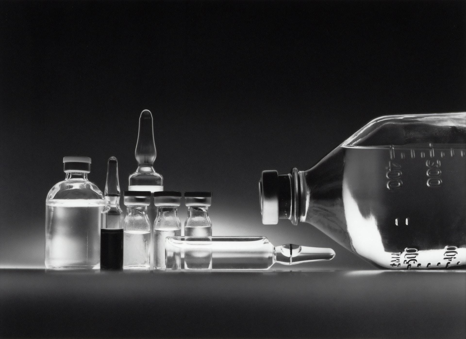 liquides contenus dans des récipients en chimie