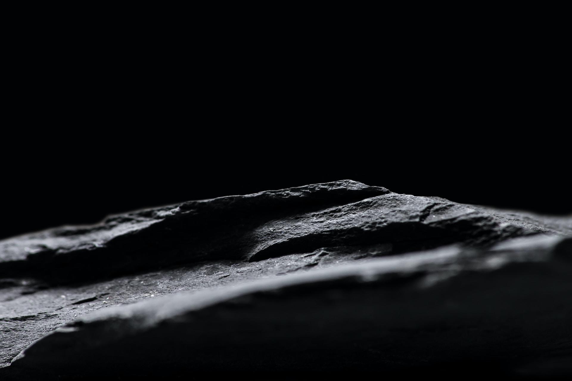 roche carbonique dans le noir