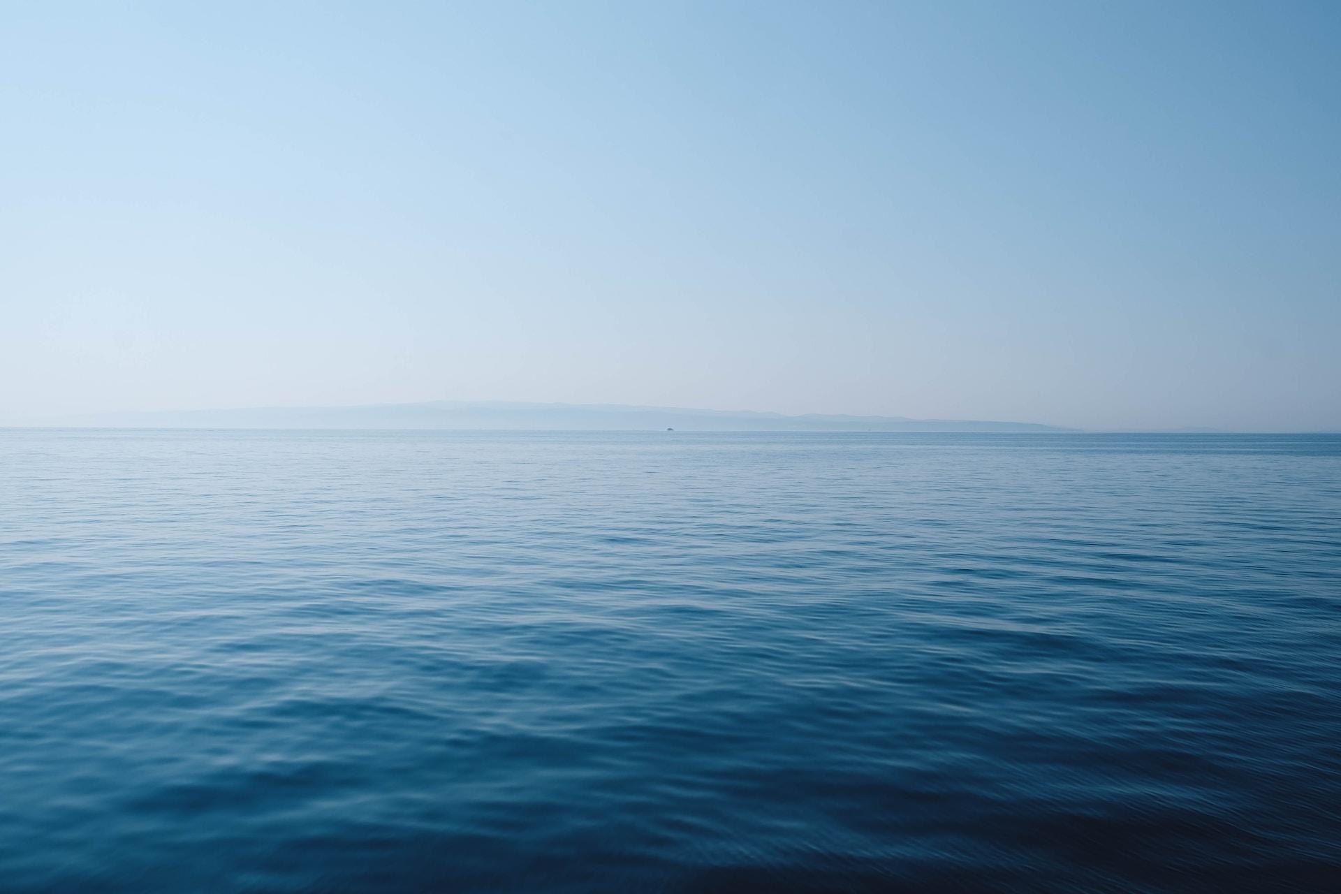 mer limpide et calme en journée