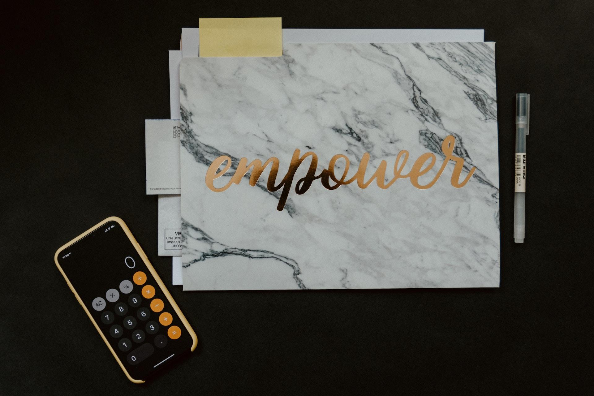 telephone ouvert a la calculette a cause d'une plaque "empower"