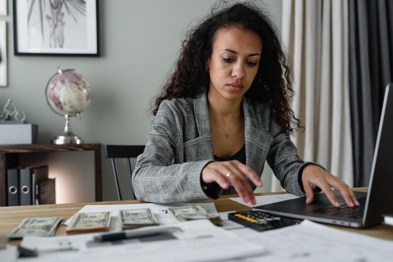 femme en tailleur faisant de la comptabilité
