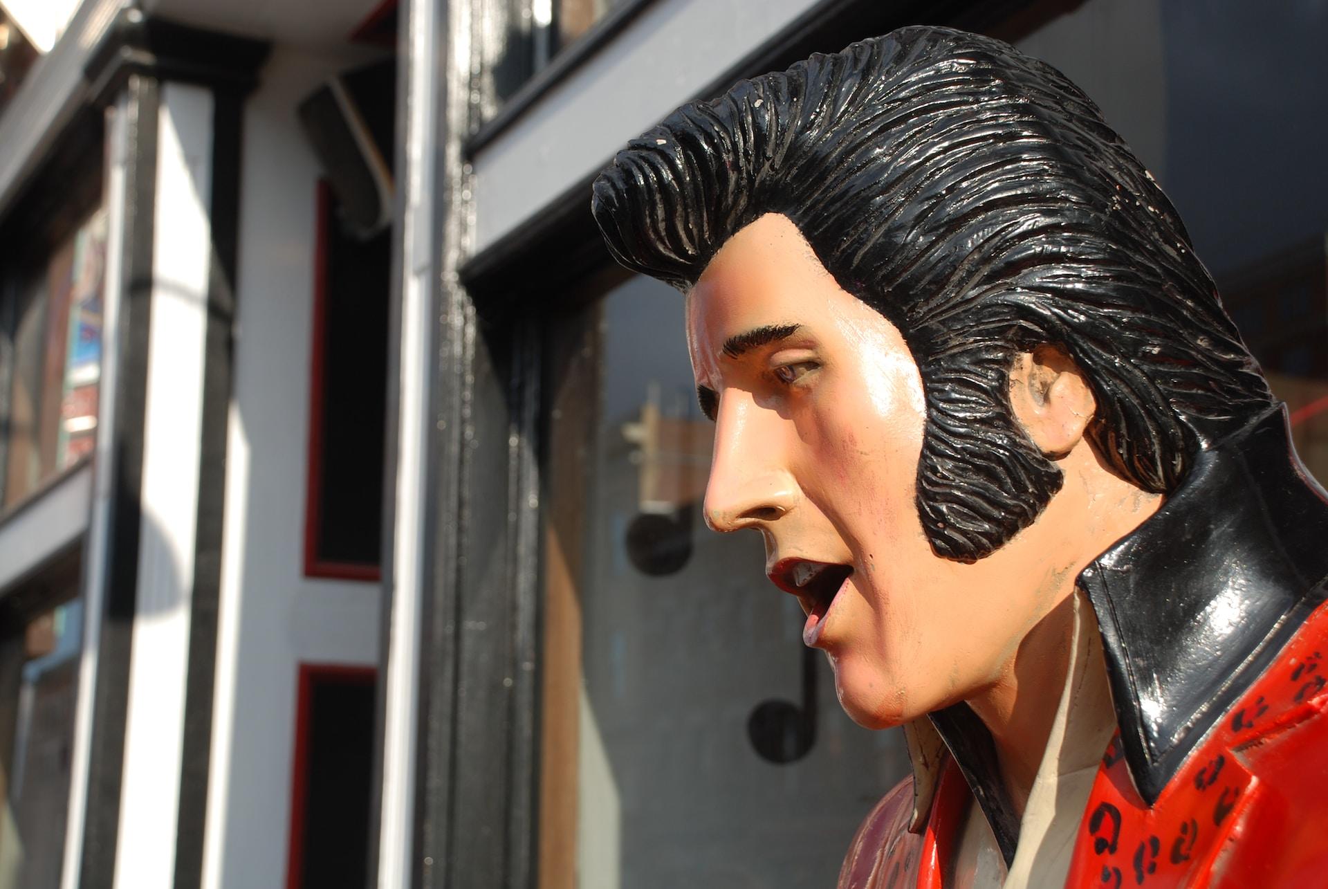 elvis presley statue devant une boutique