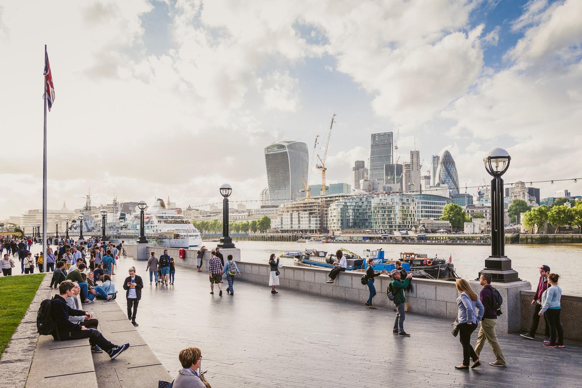 bâtiments de Londres derrière la Tamise