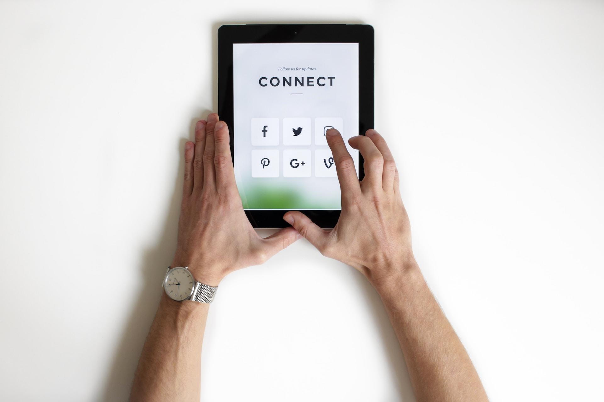 mains d'homme cliquant sur les applications de réseaux sociaux