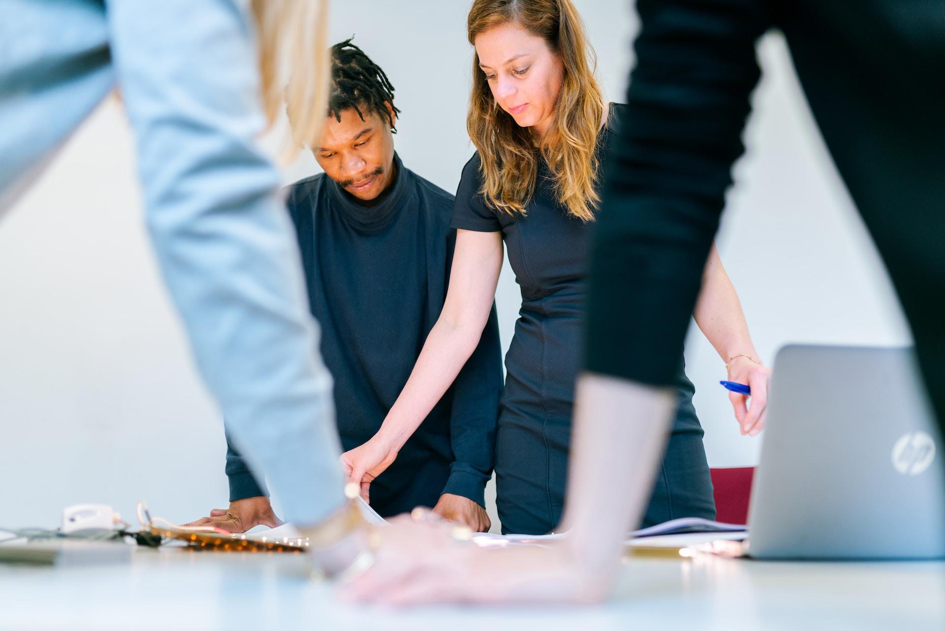 collegues debout autour d une table travaillant