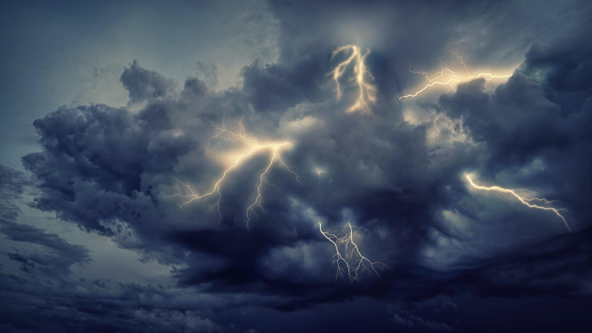 orage dans le ciel gris