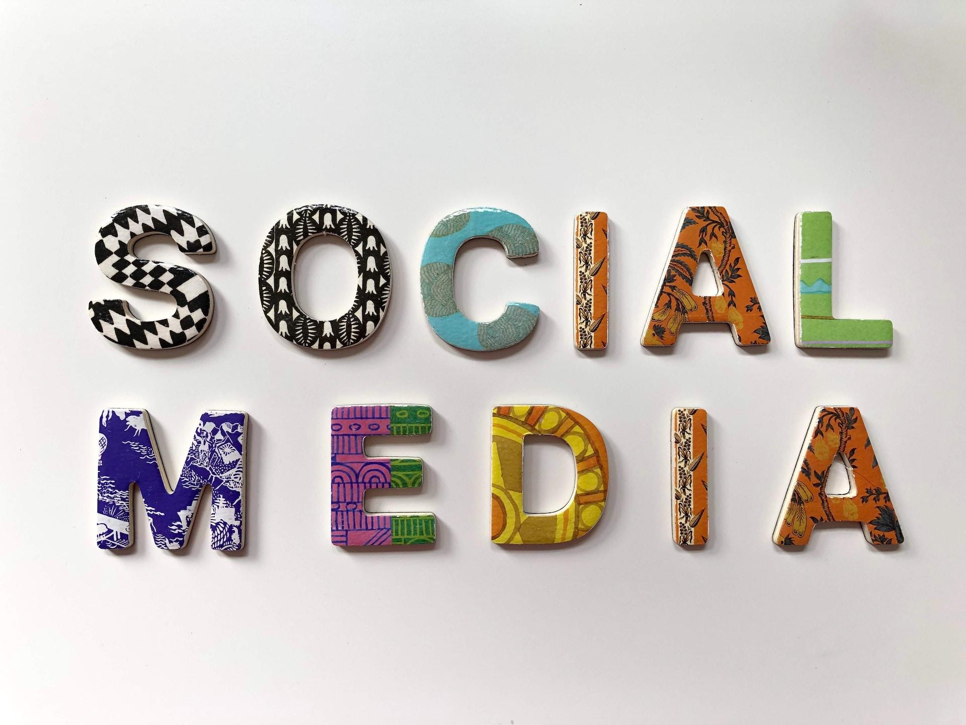 lettres disant réseaux sociaux en anglais