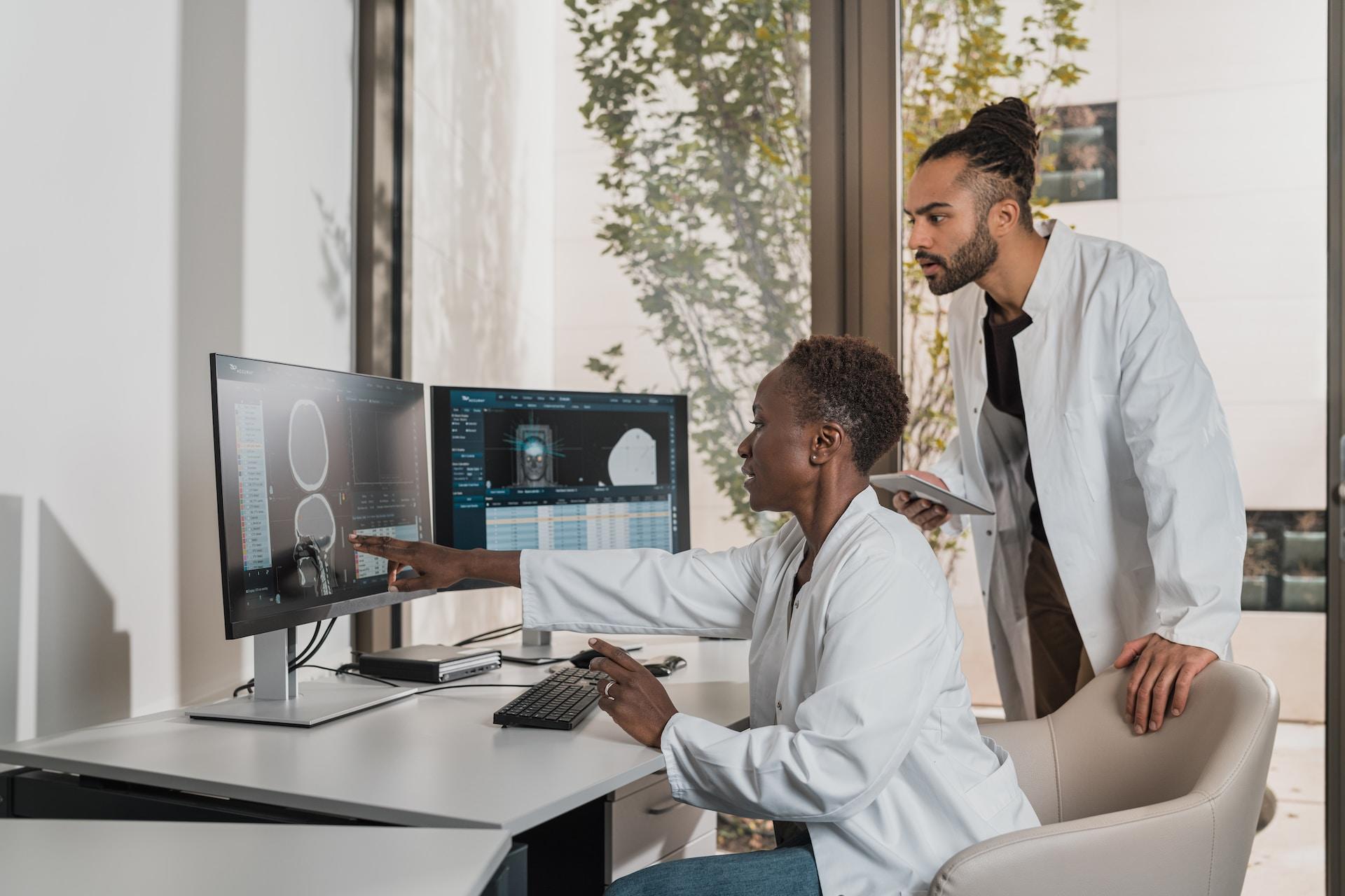 deux docteurs utilisant les technologies sur ordinateur