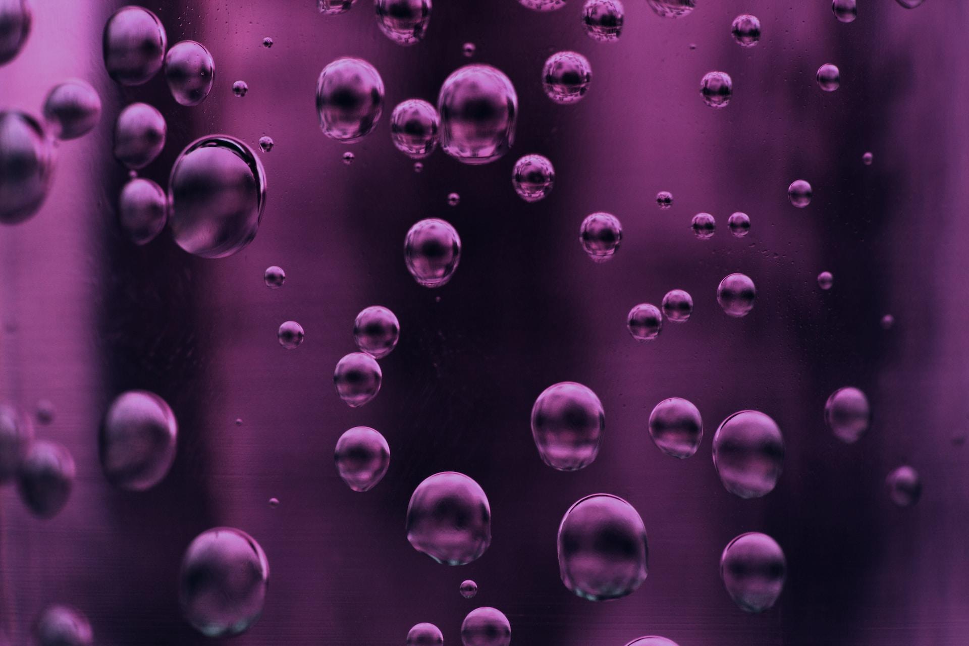 bulles violettes en gravitation