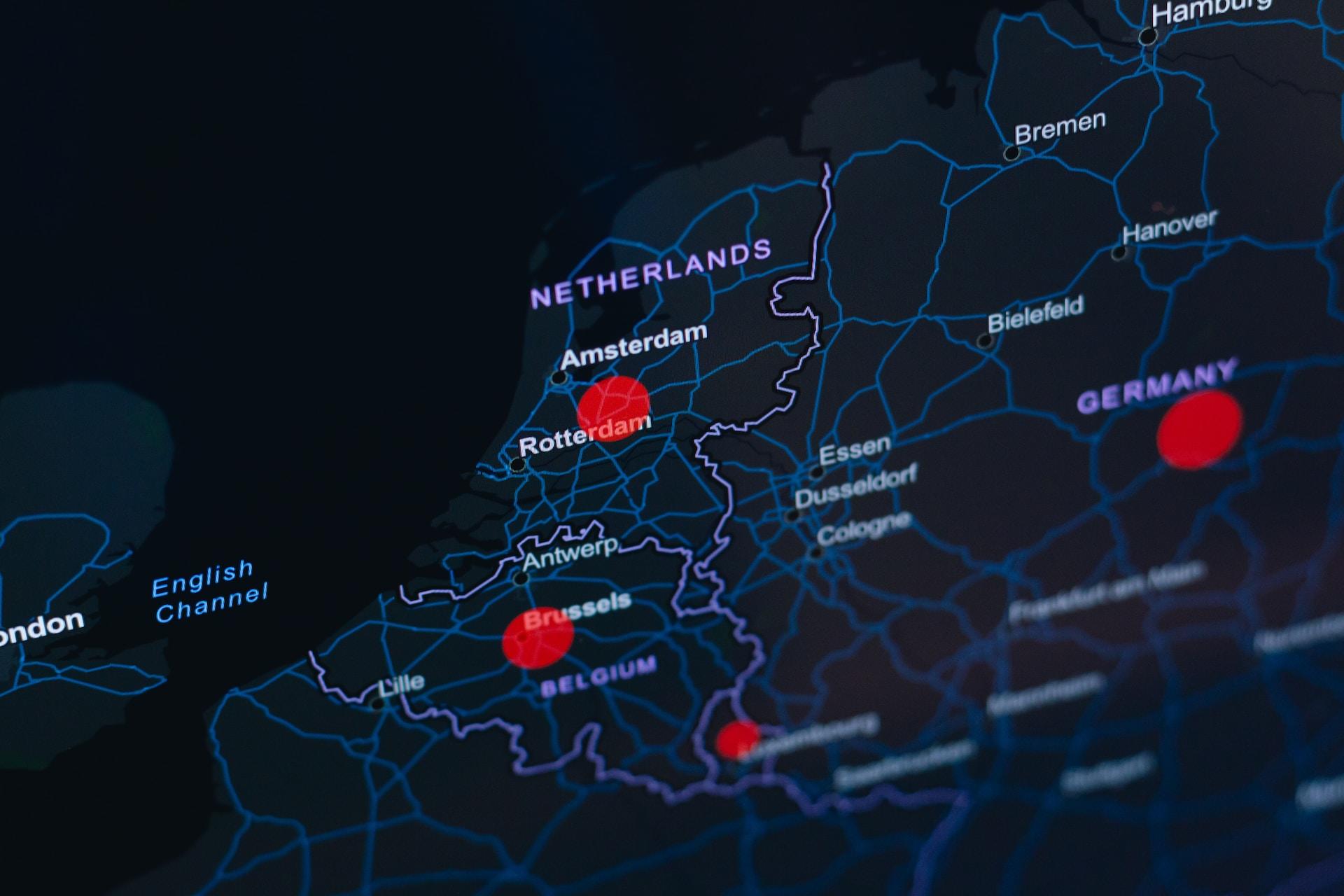 carte sombre des Pays-Bas et de la Belgique
