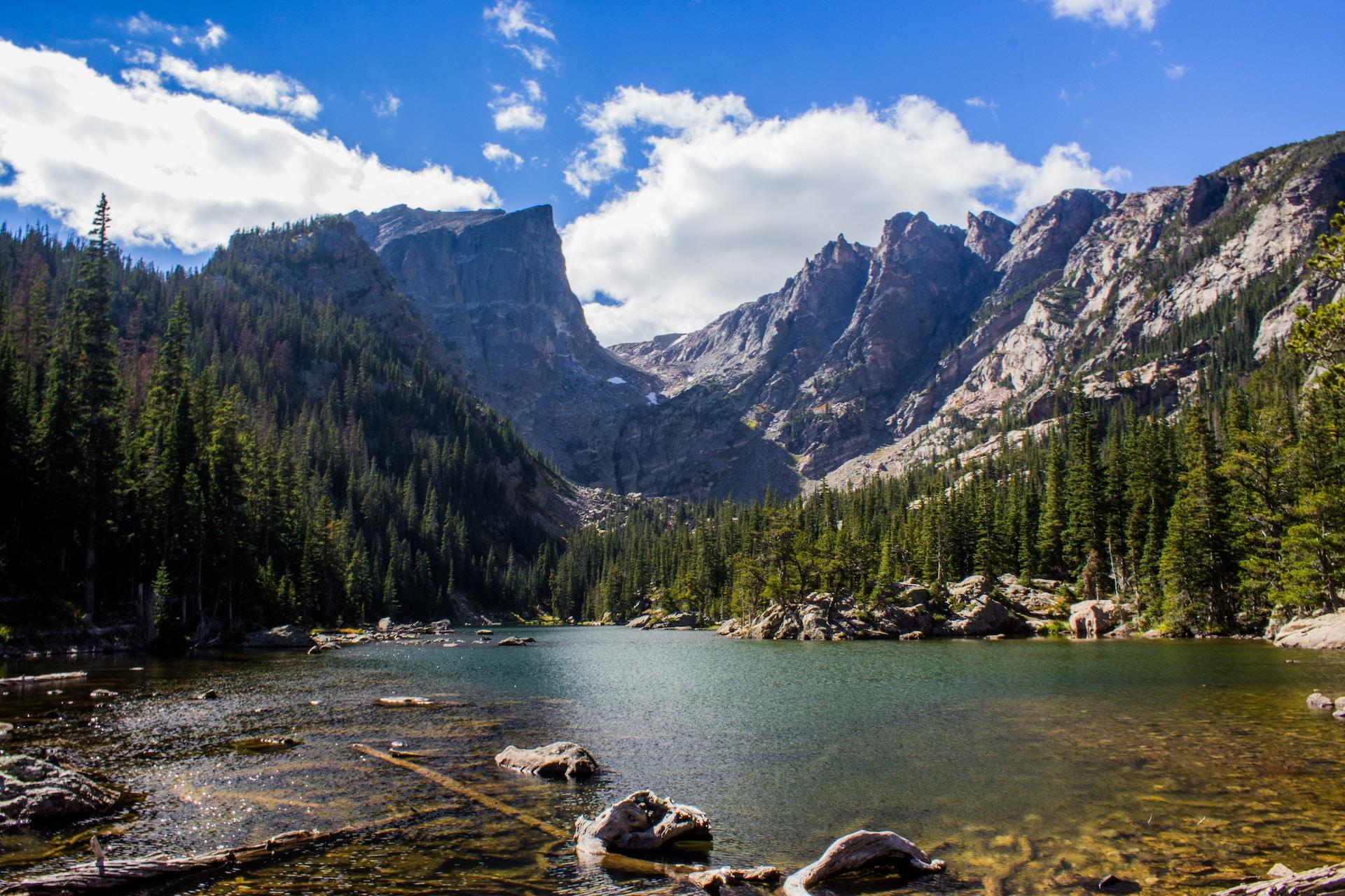 magnifique paysage d'un lac et des montagnes
