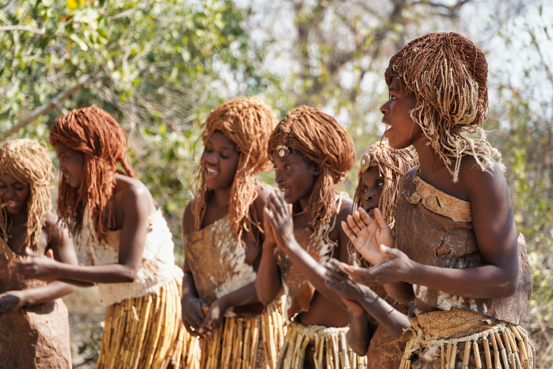 danse zoulou avec costumes en Afrique du Sud