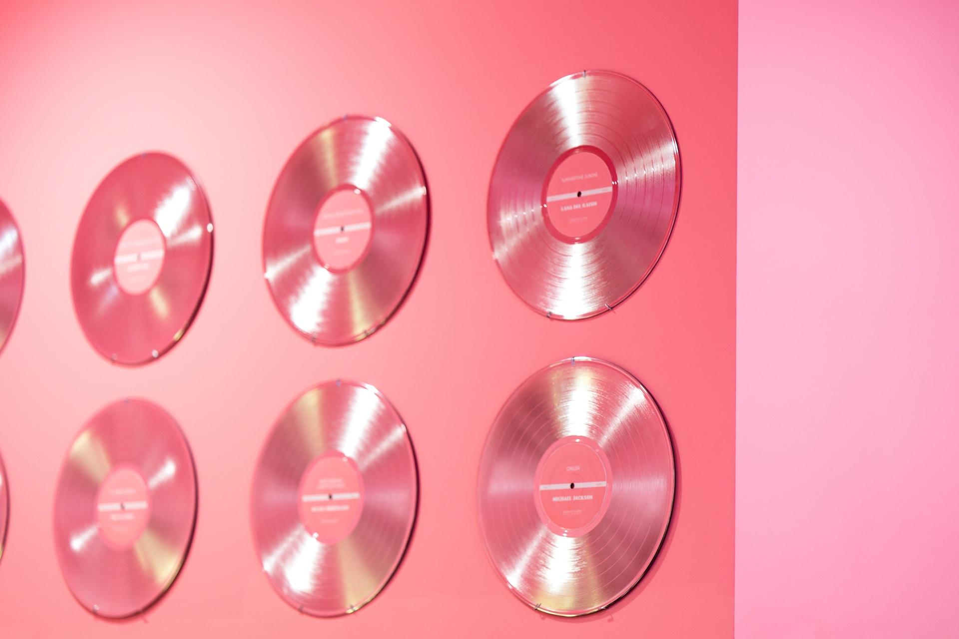 disques suspendus à un mur rose