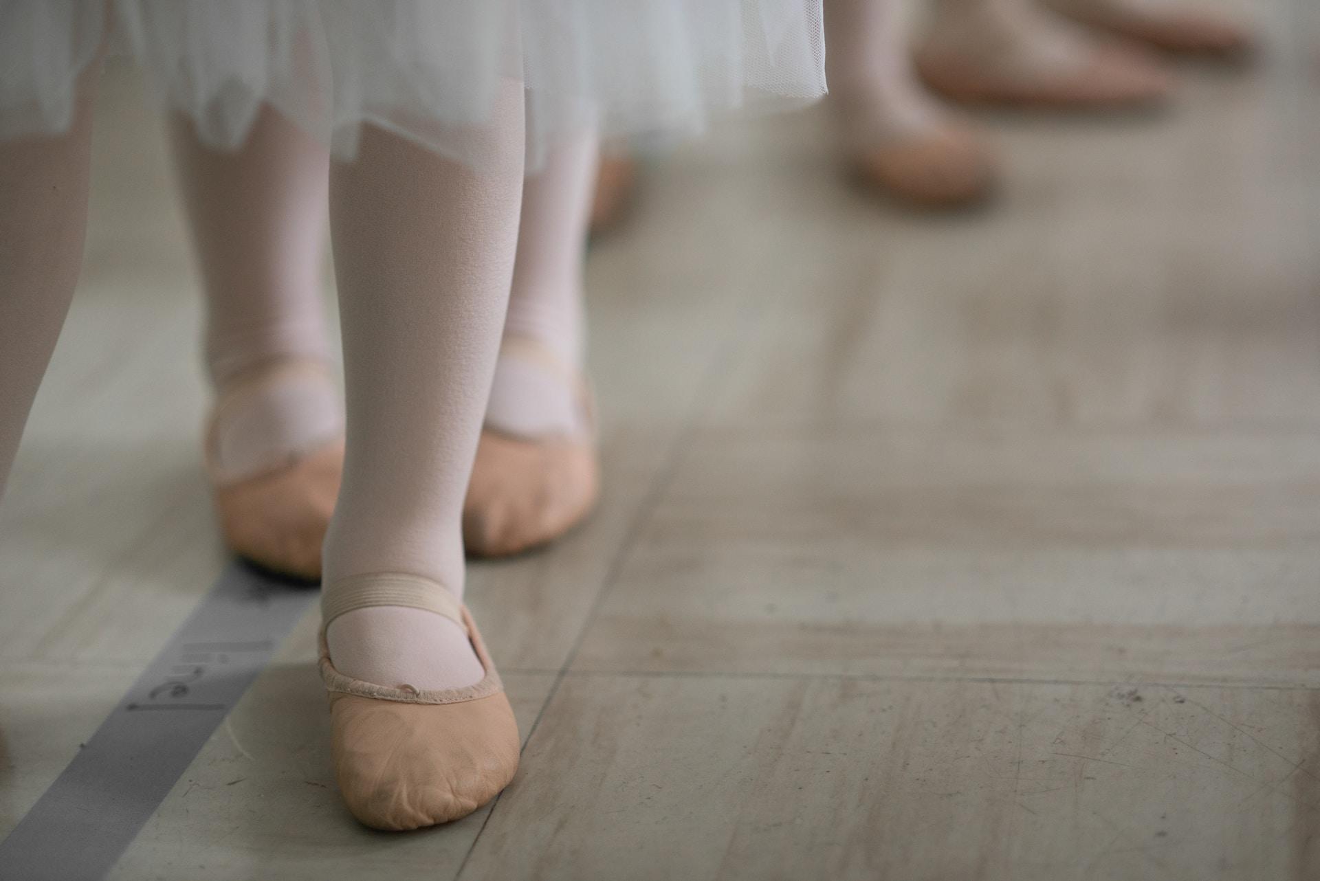 petites filles portant des ballerines