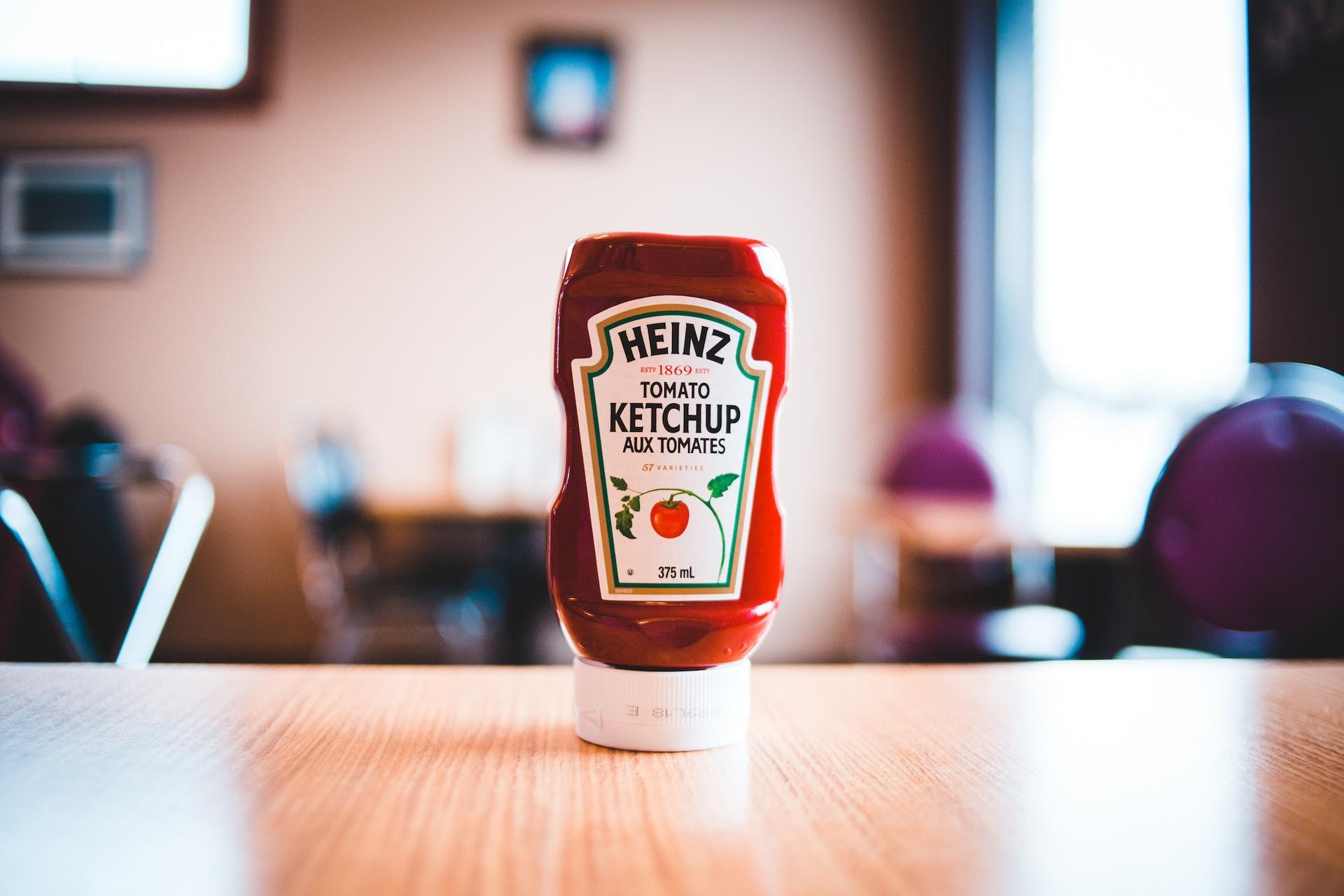 ketchup posé sur une table