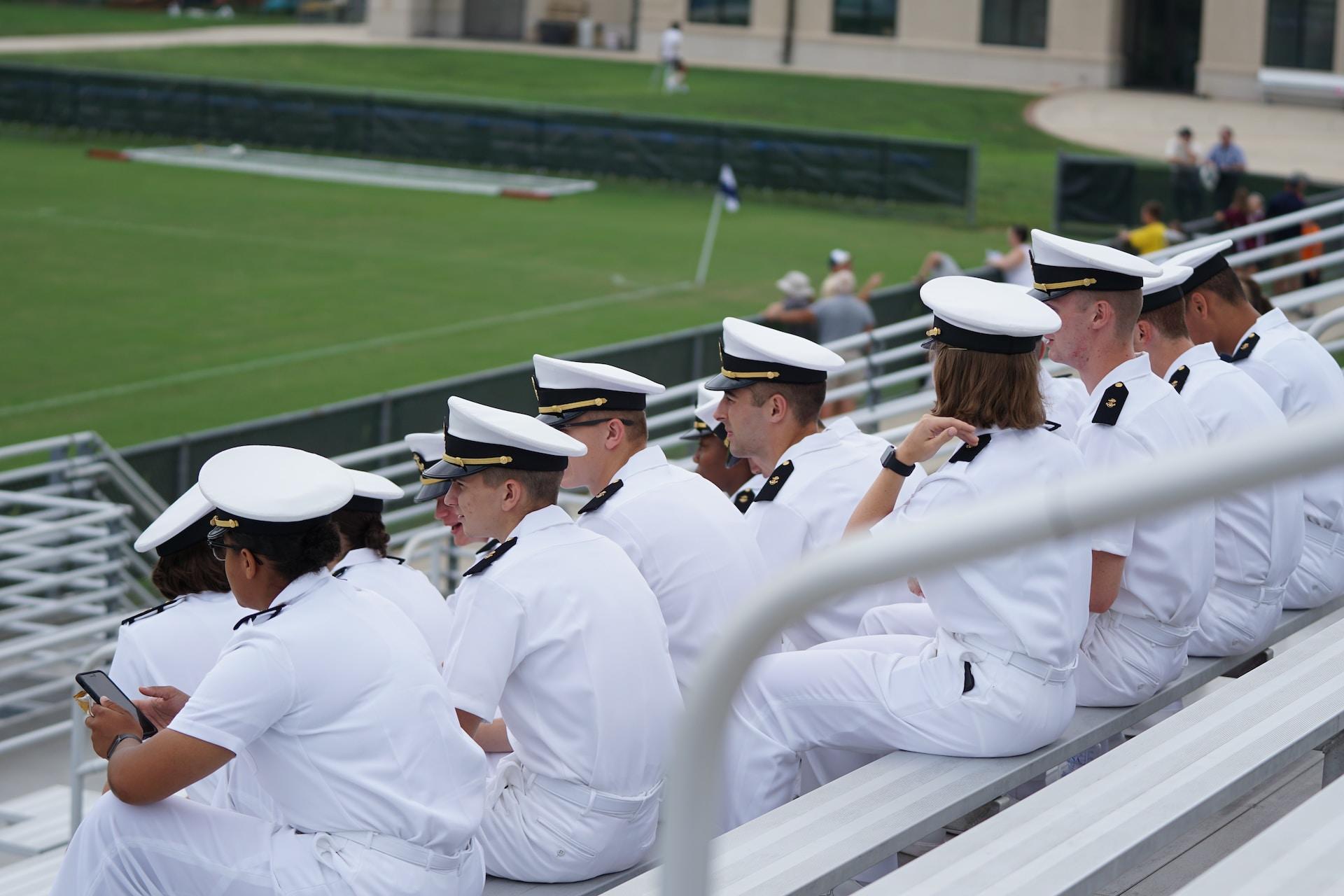marins hommes et femme assis