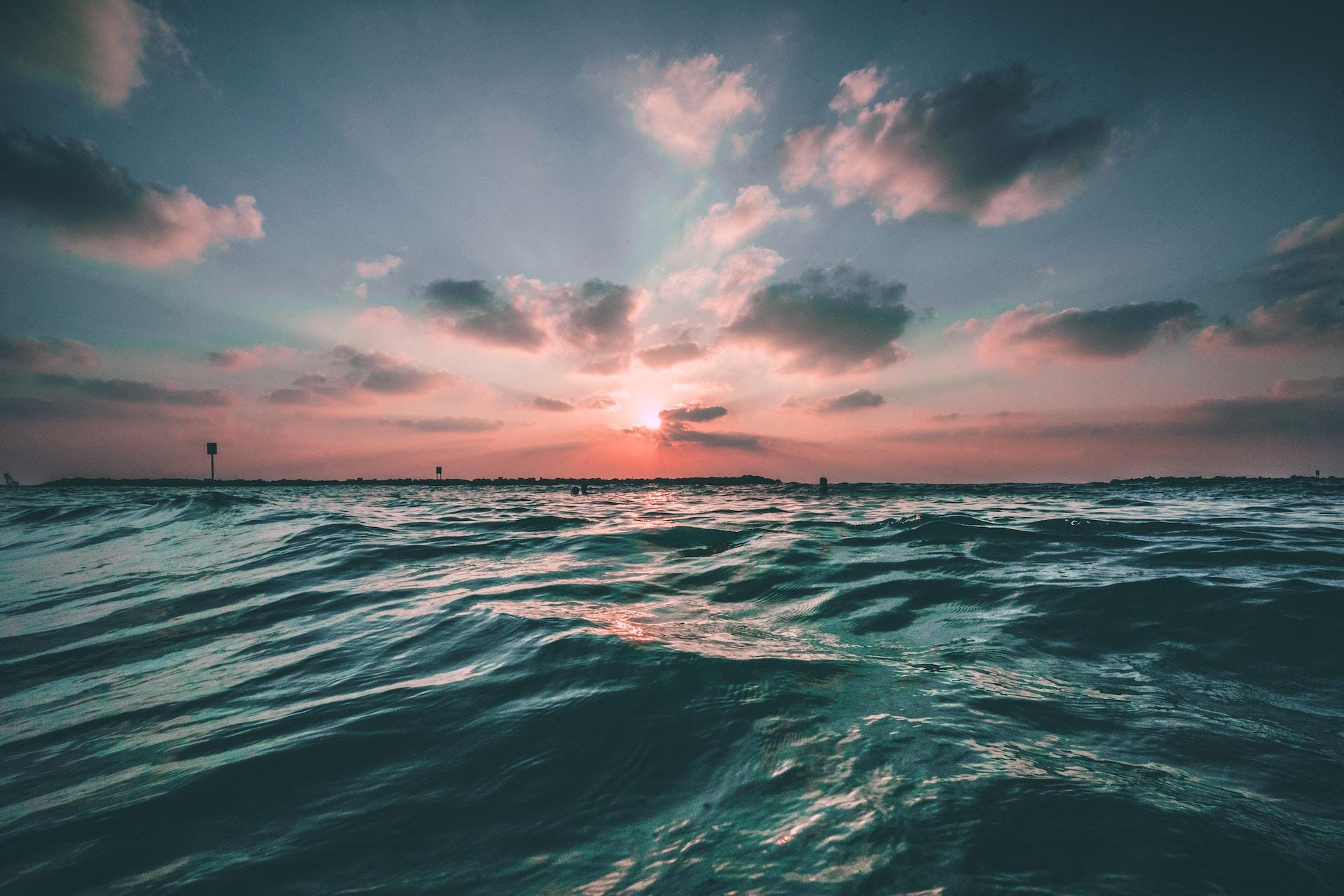 soleil couchant devant la mer