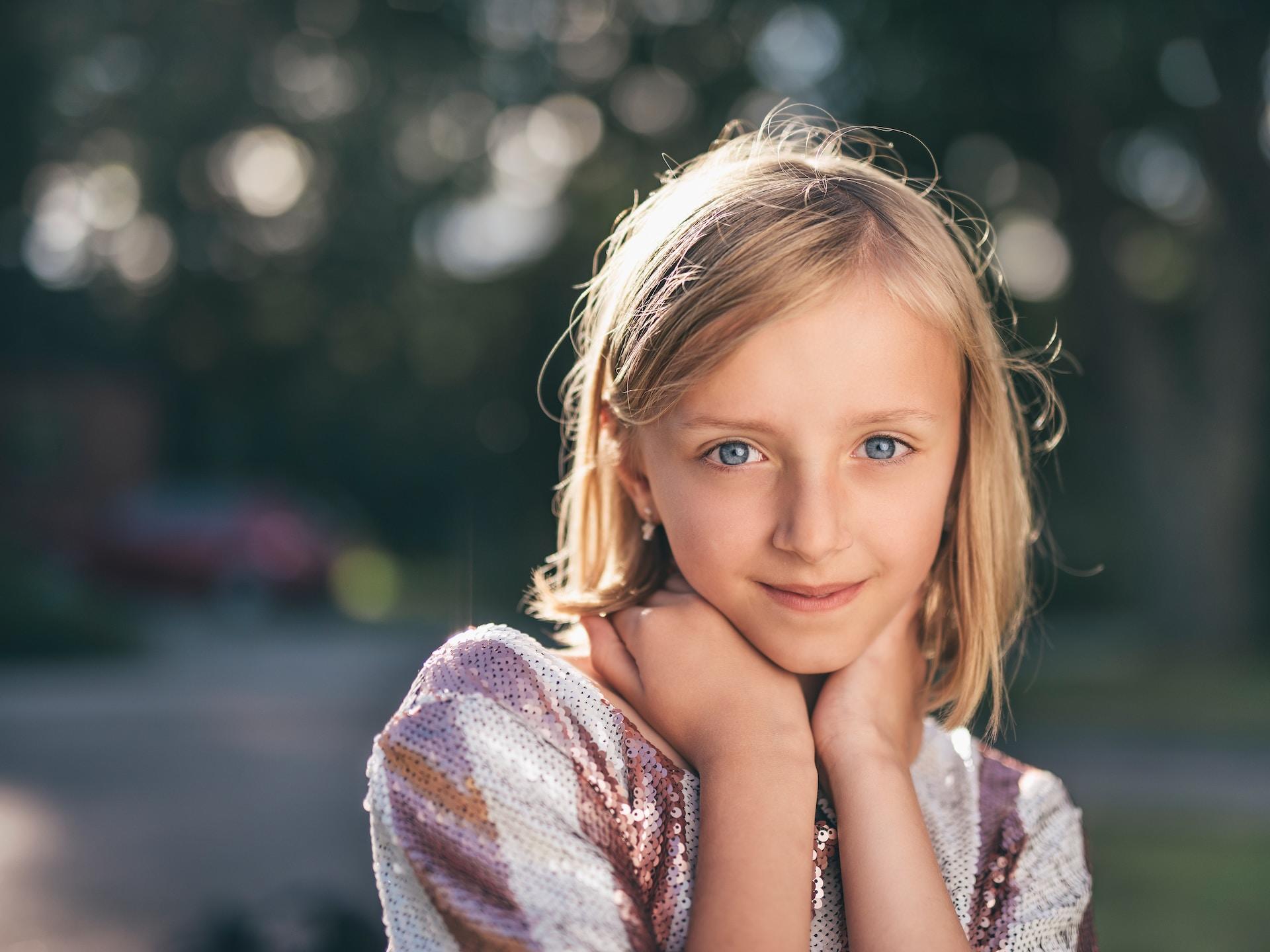 pré adolescente blonde à la coupe carrée