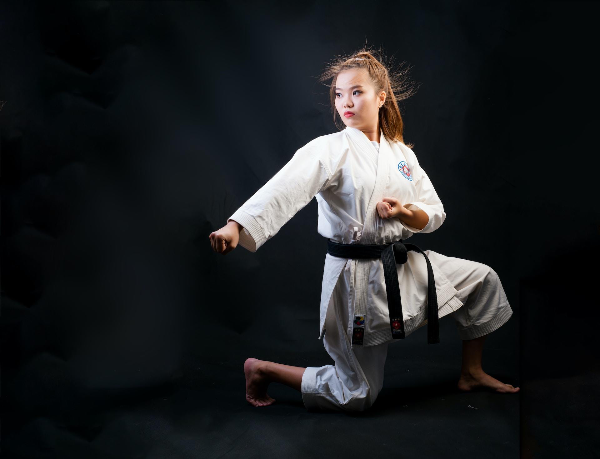 femme de ceinture noire pratiquant le karaté