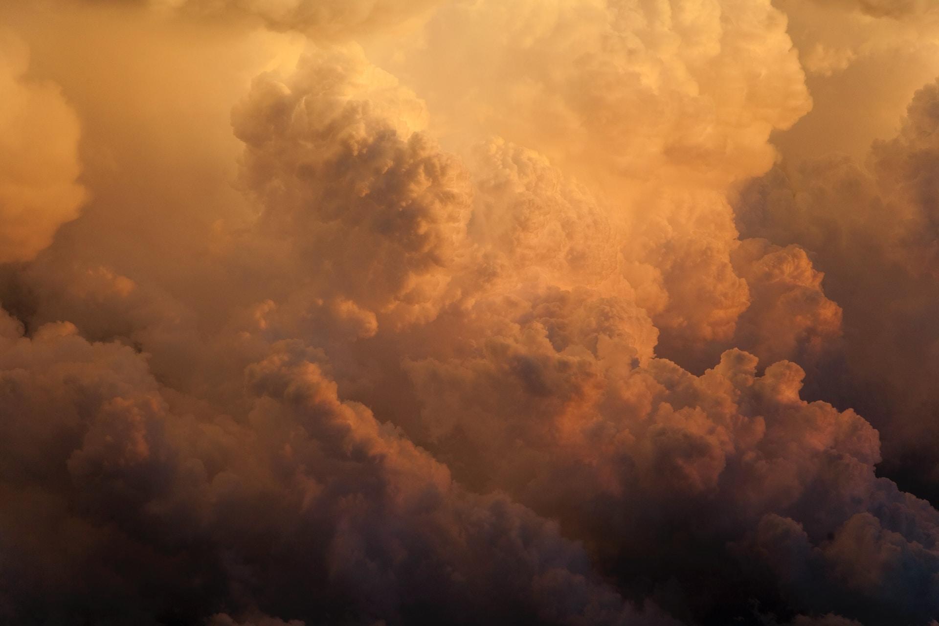 volutes de nuages dans le ciel orangé
