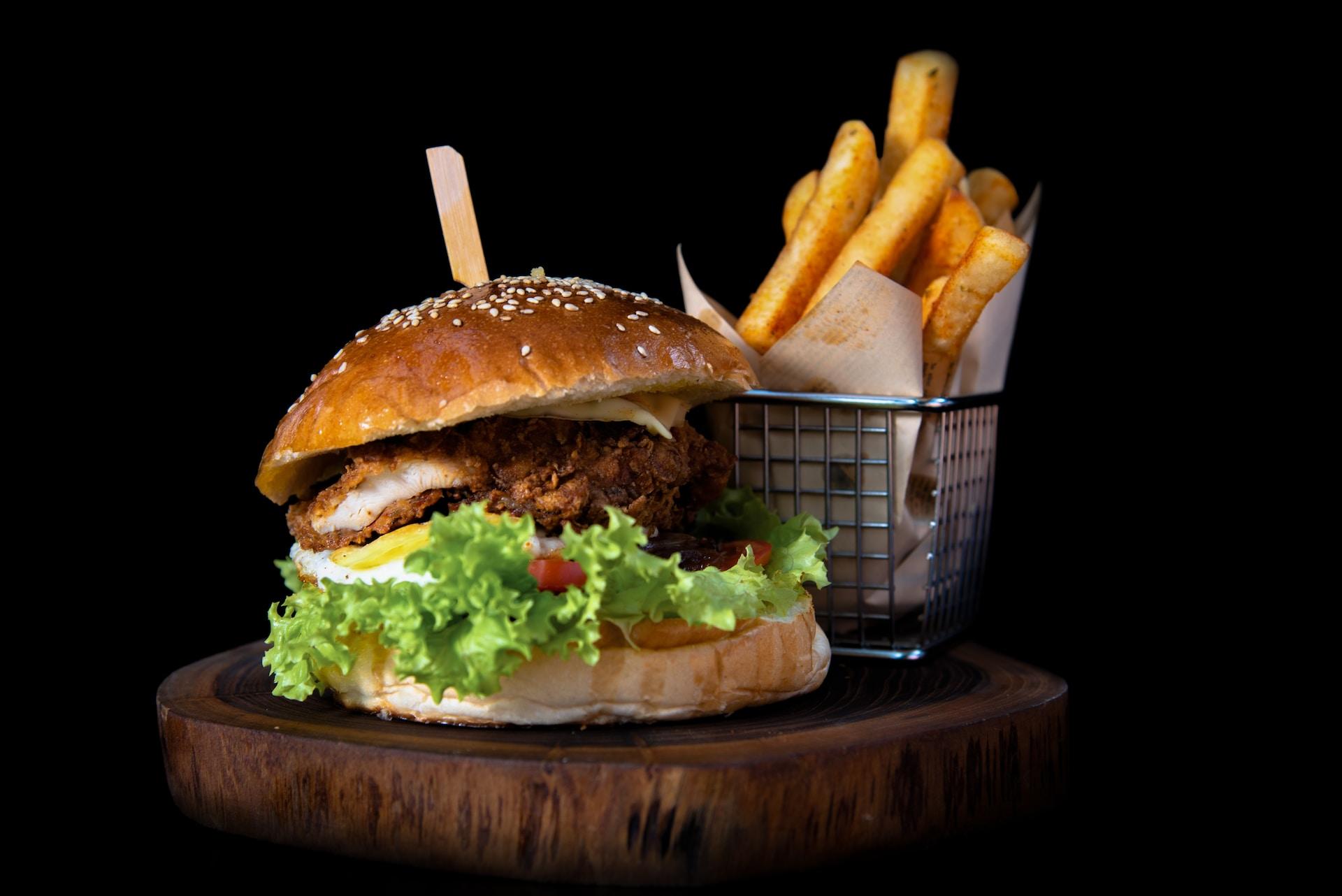 hamburger avec frites servis sur un plateau