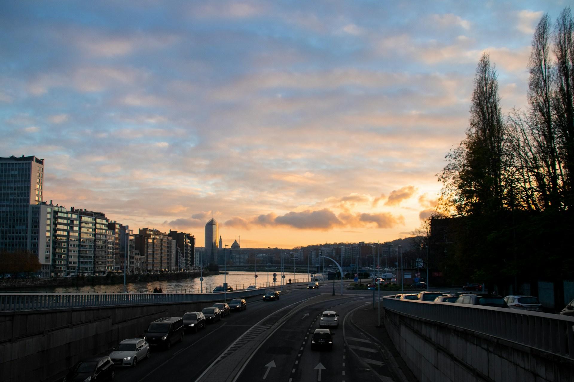 ville de Liège de nuit avec voitures