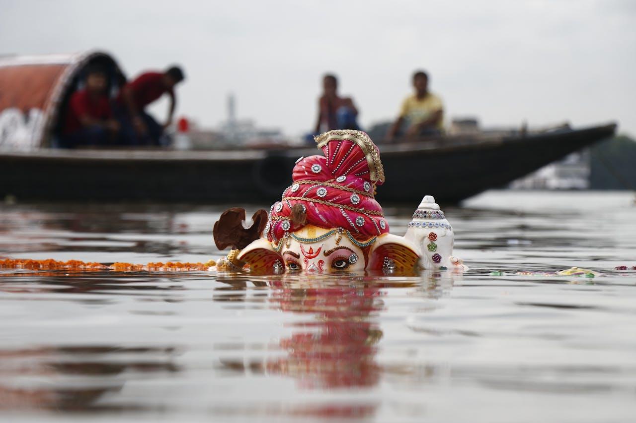 tete d un dieu a moitie dans l eau