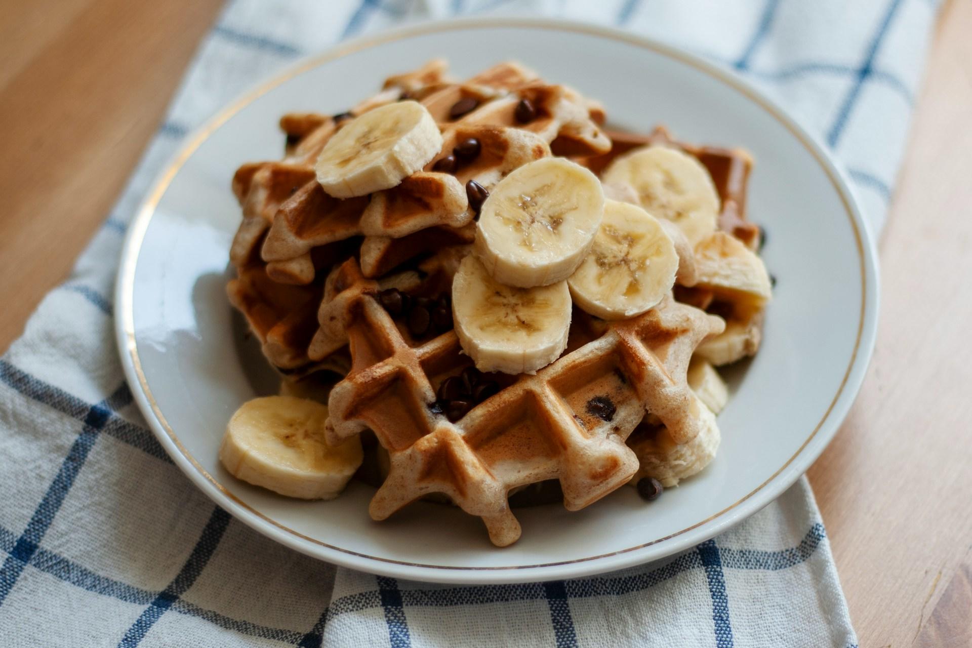 gaufre de liege avec morceaux de bananes