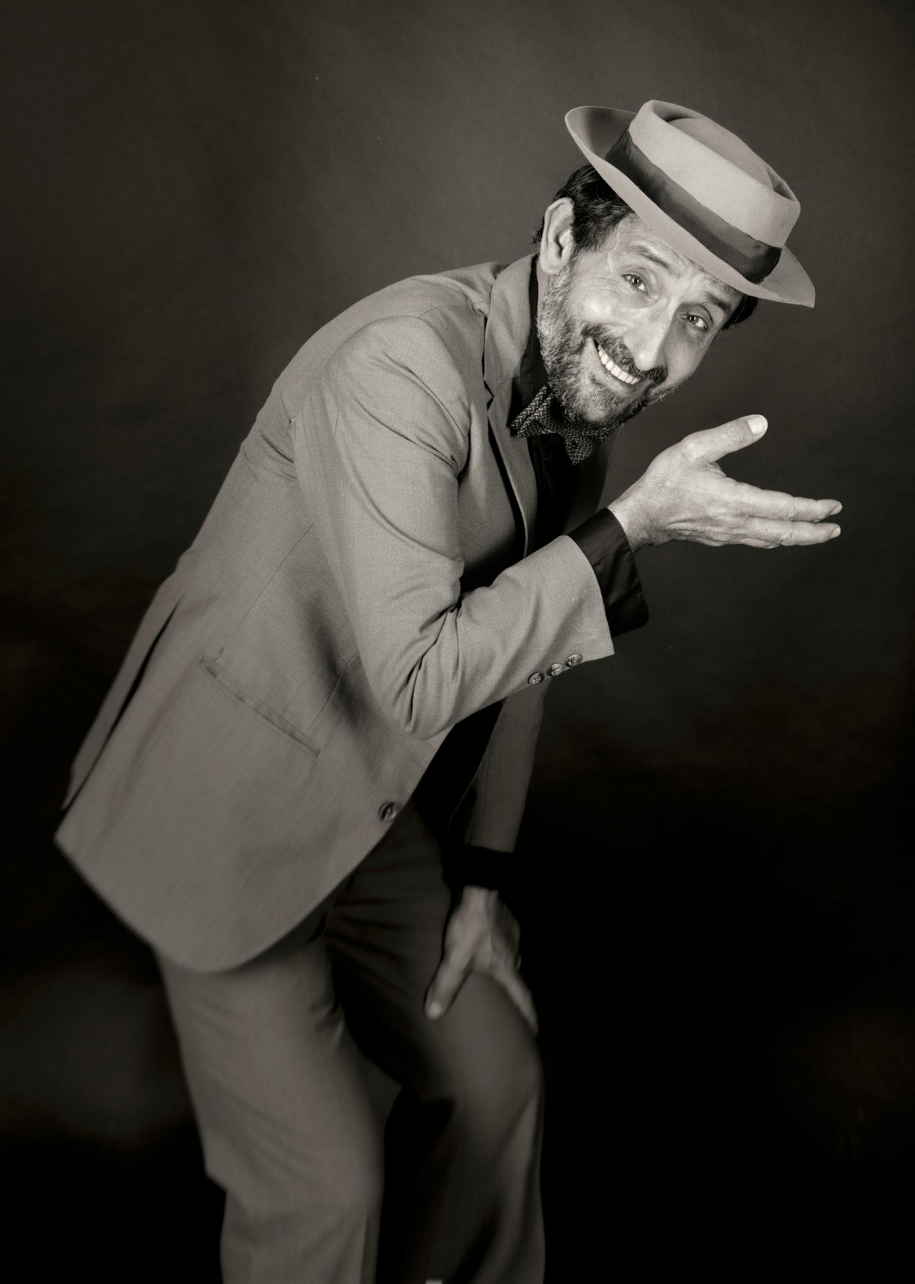 homme en costume noir et blanc