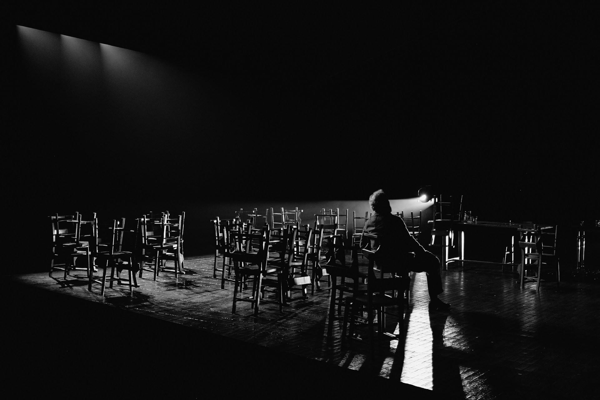 théâtre pièces noir et blanc chaises