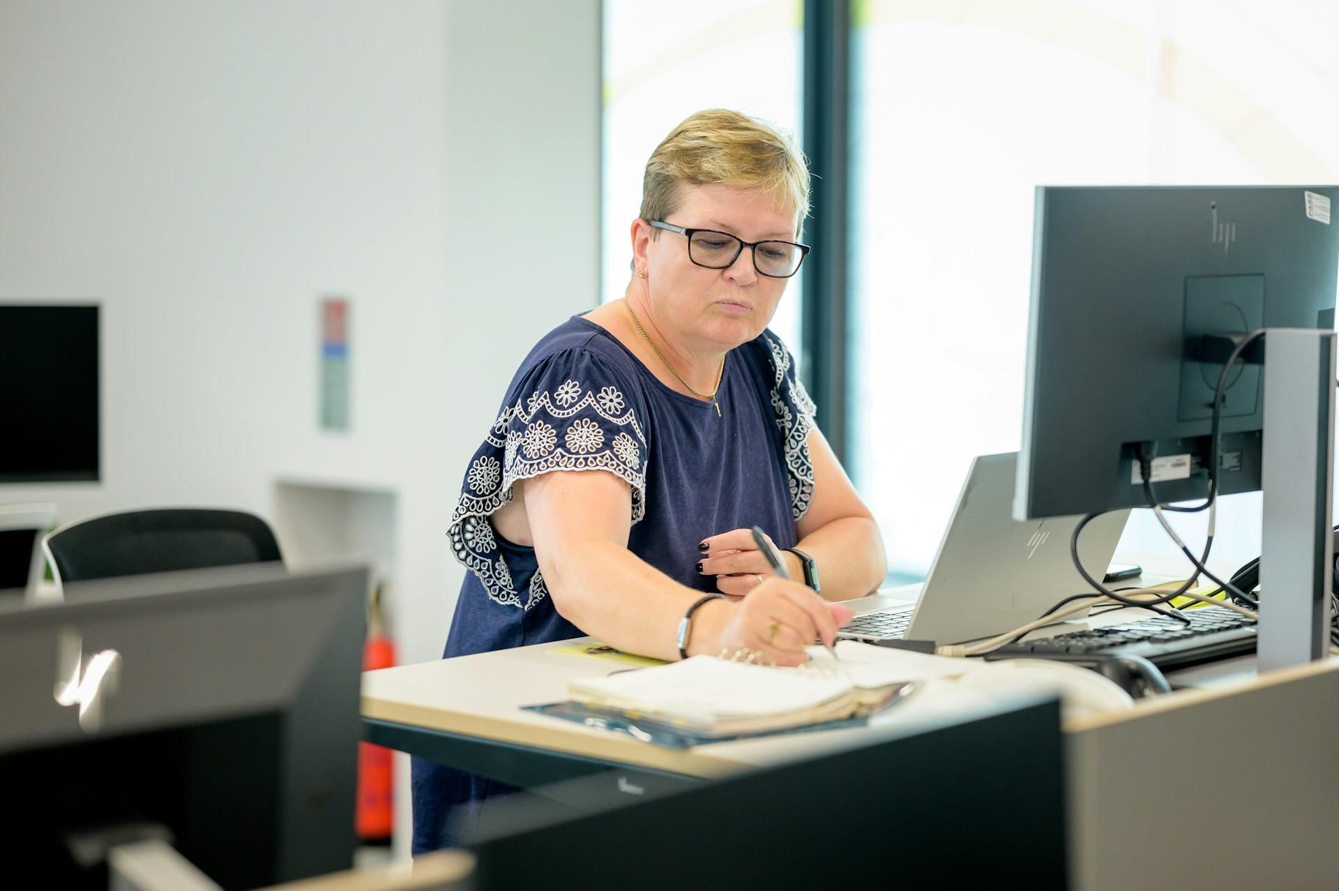 femme agence bureau travail