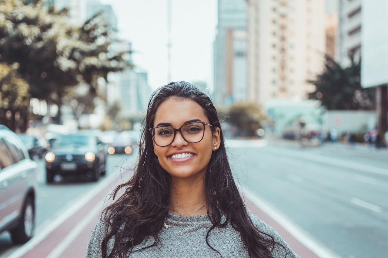 jeune femme dans la rue souriant