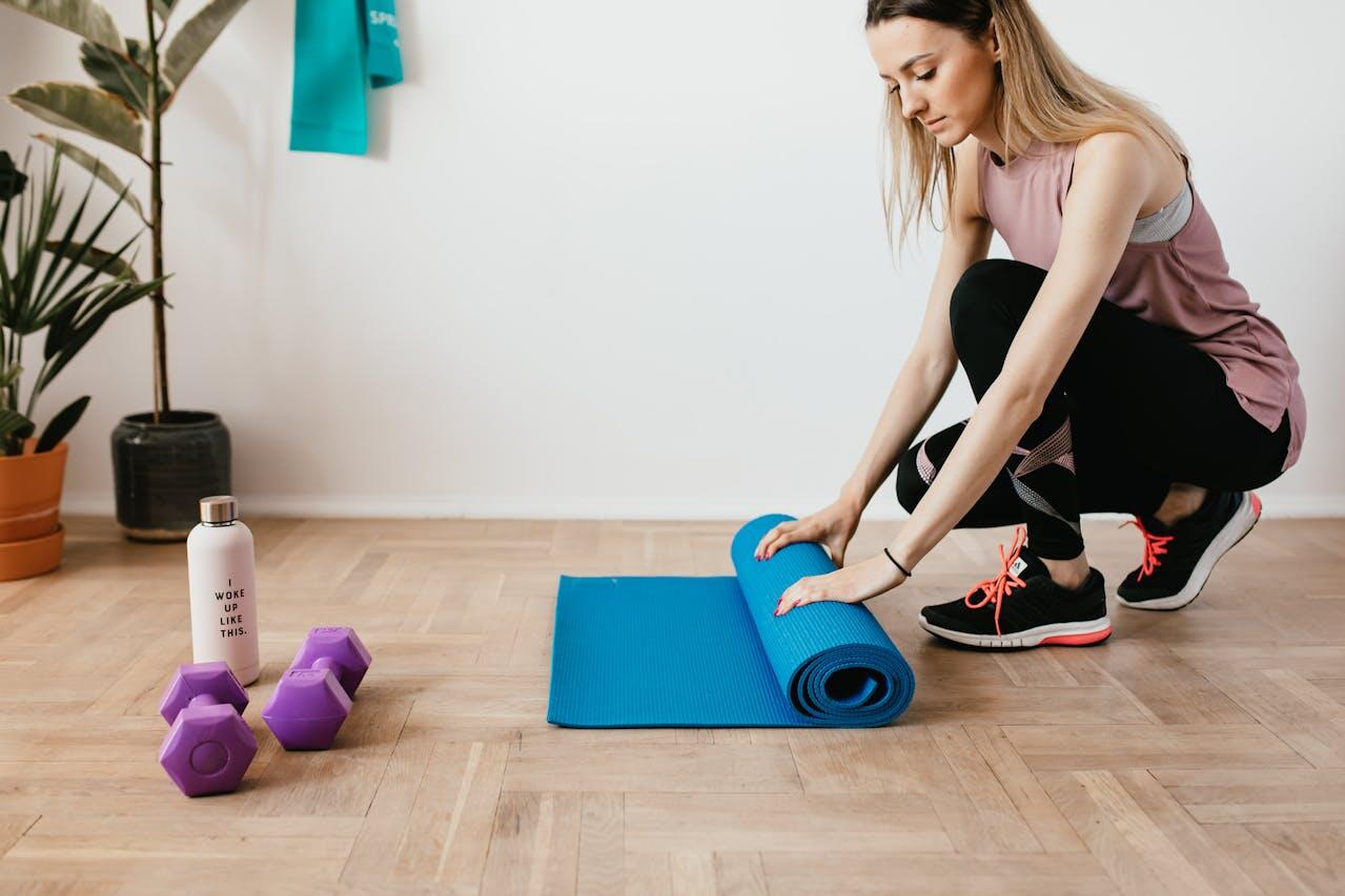 fille rangeant son materiel de pilates