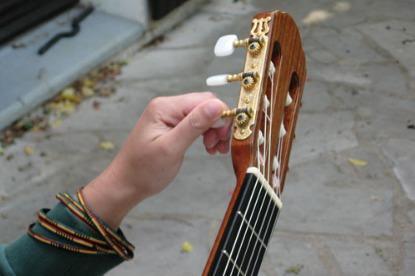 Pour bien jouer de votre guitare, celle-ci doit être parfaitement réglée et cela commence par un réglage de vos cordes