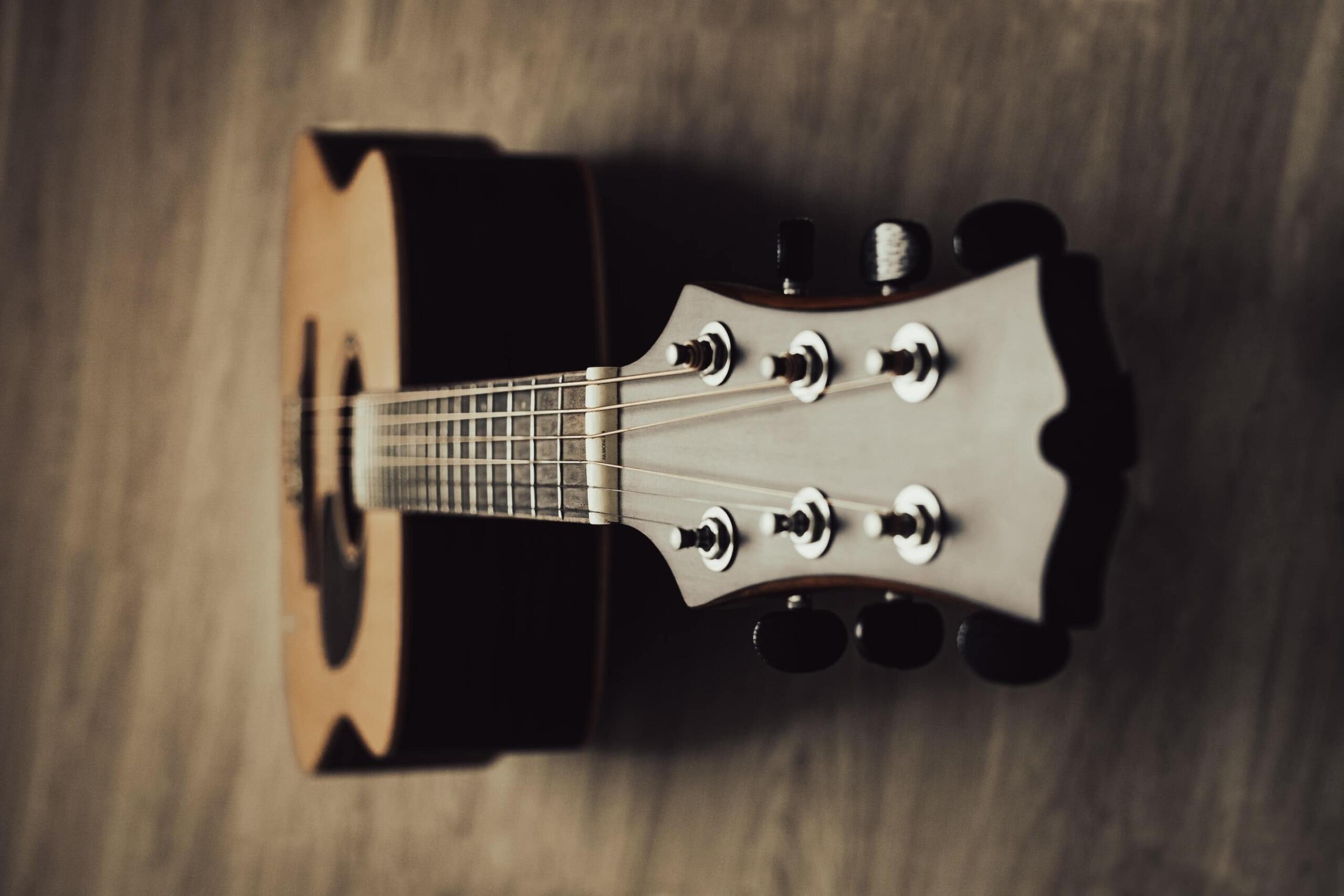 guitare sèche acoustique posée au sol