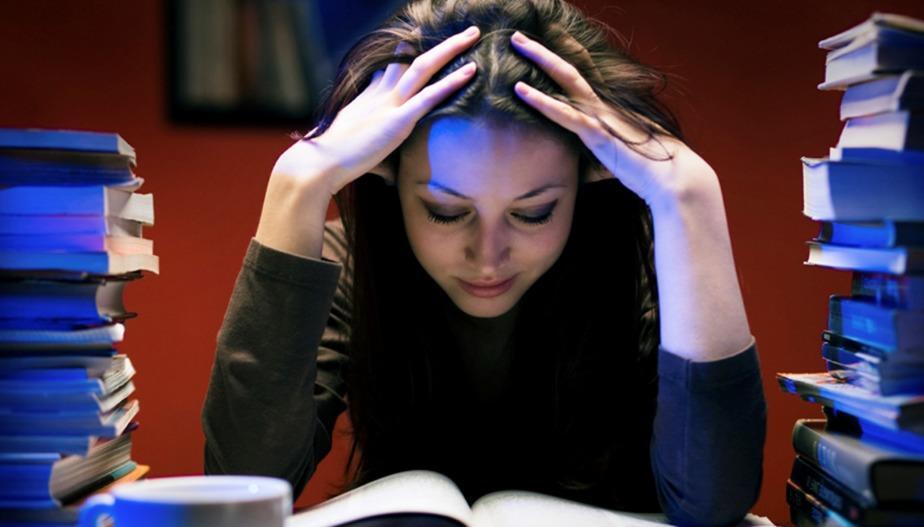 fille qui apprend l'espagnol entourée de livres