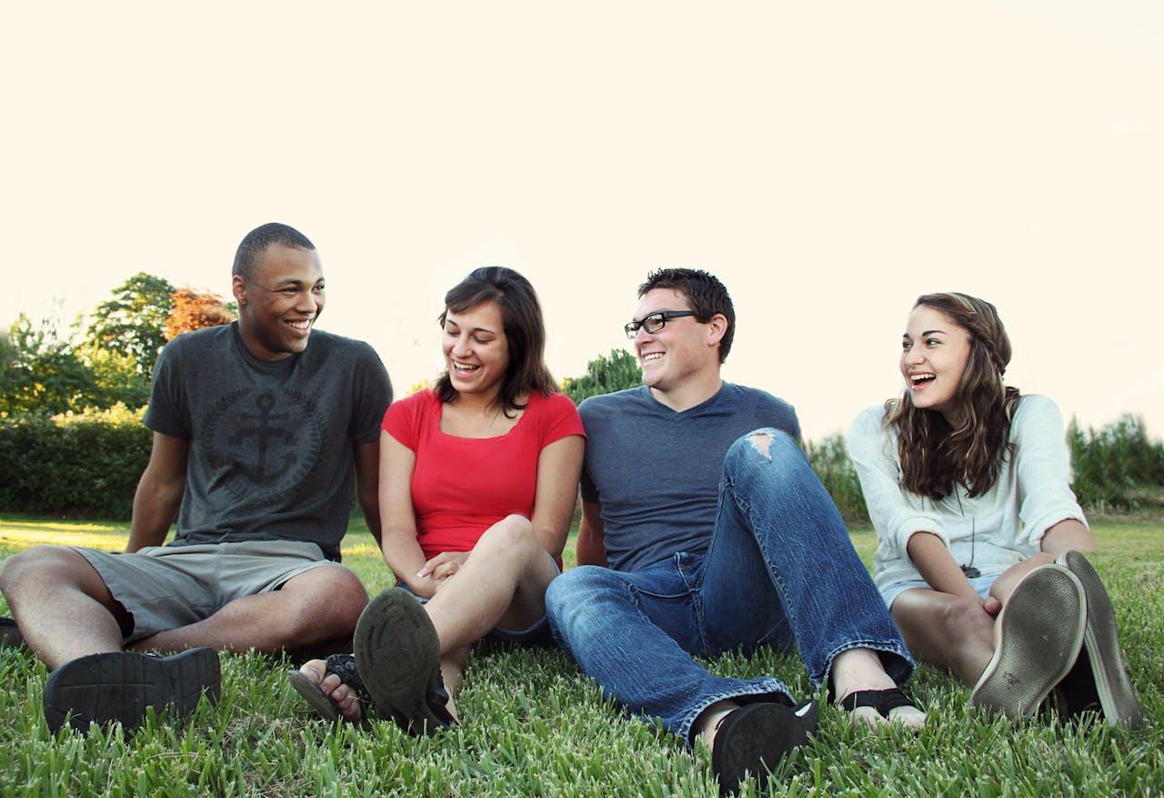 groupe d amis sur l herbe