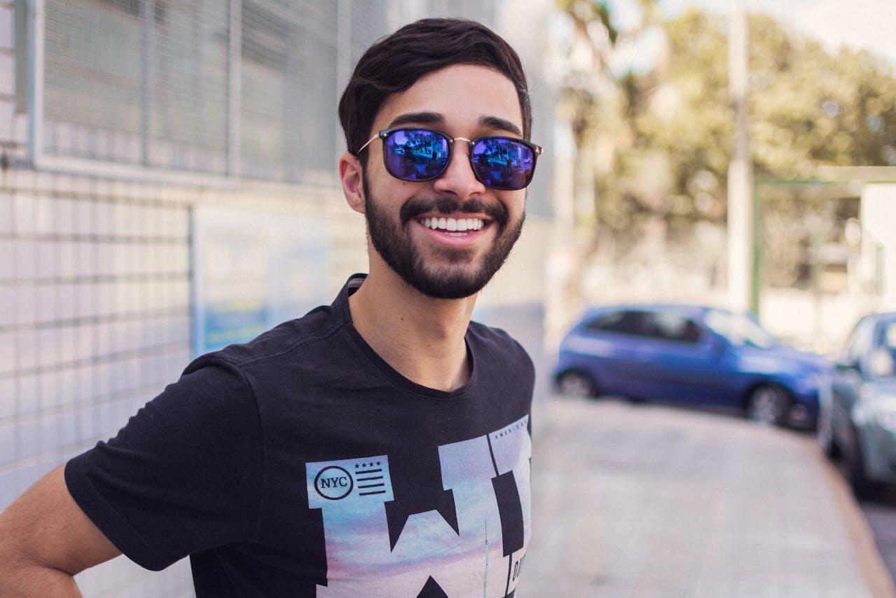 homme avec lunettes de soleil souriant